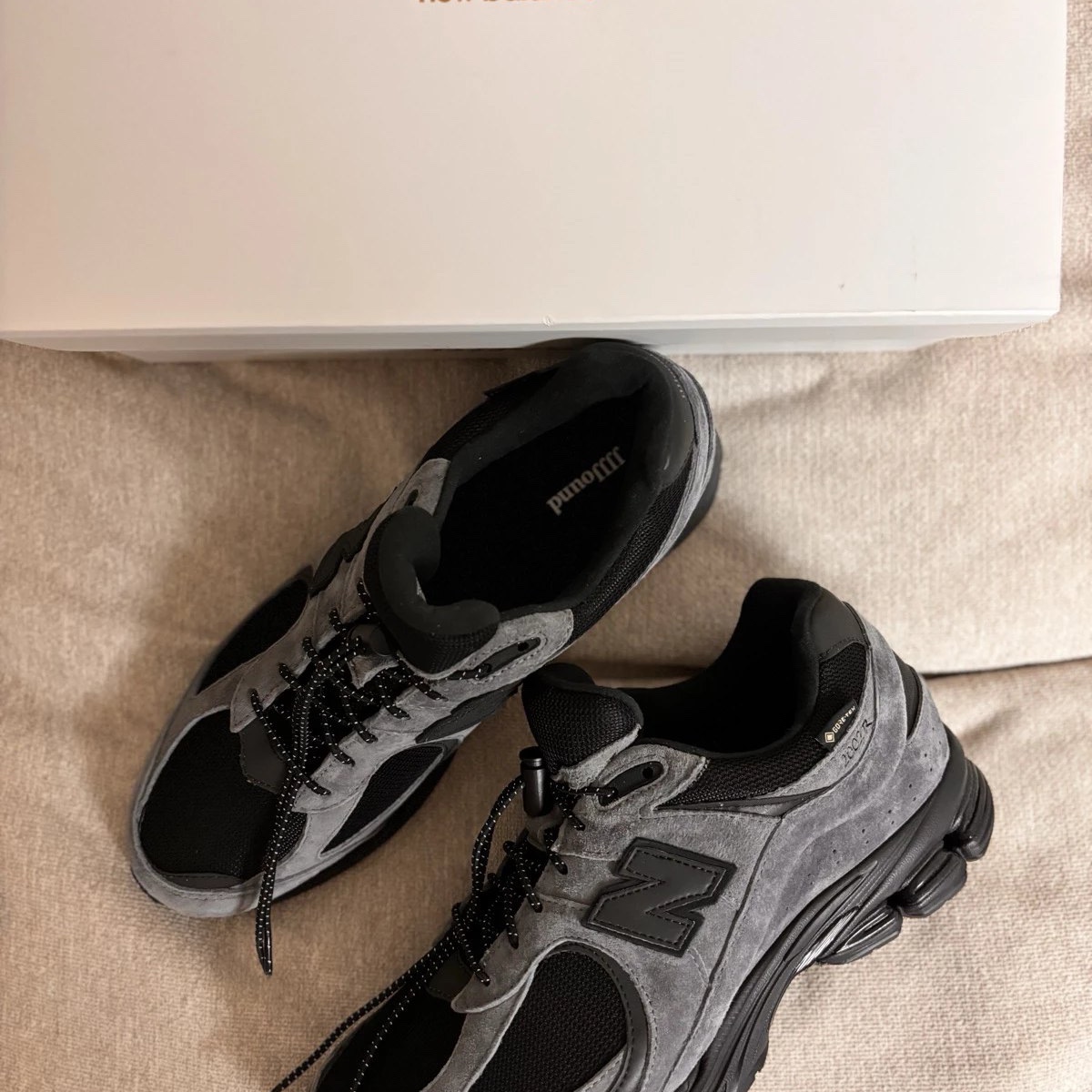 New Balance x JJJJound 2002R Gore-Tex Charcoal 착용 스타일 - 2