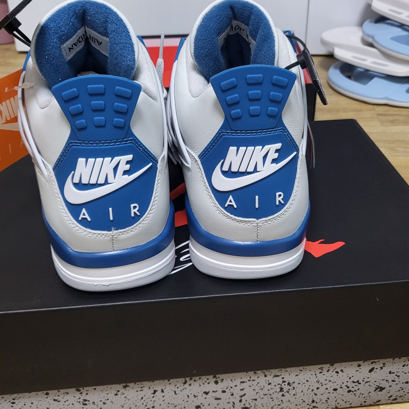 Jordan 4 Retro Industrial Blue, Jordan 4 Retro OG Fire Red 2020 착용 스타일 - 2