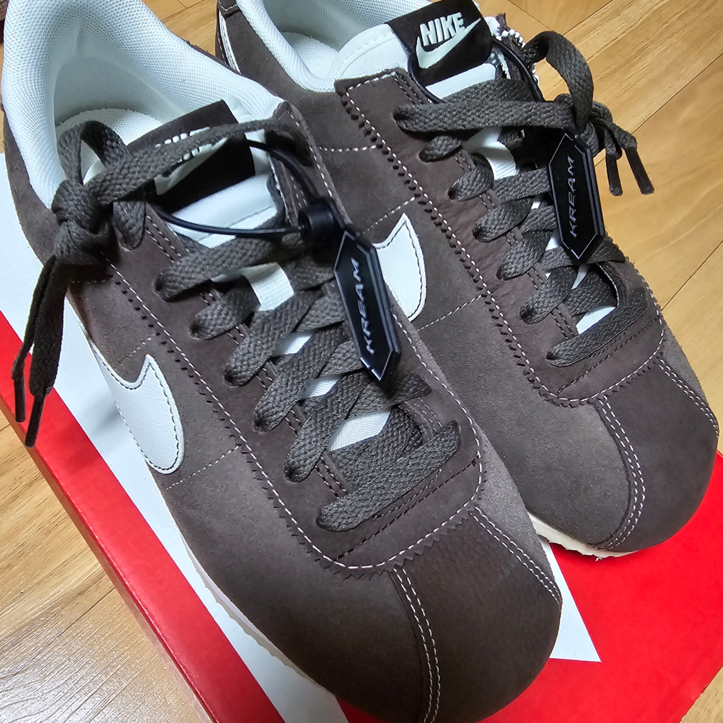 Nike Cortez SE Hangul Day Baroque Brown Sail 착용 스타일