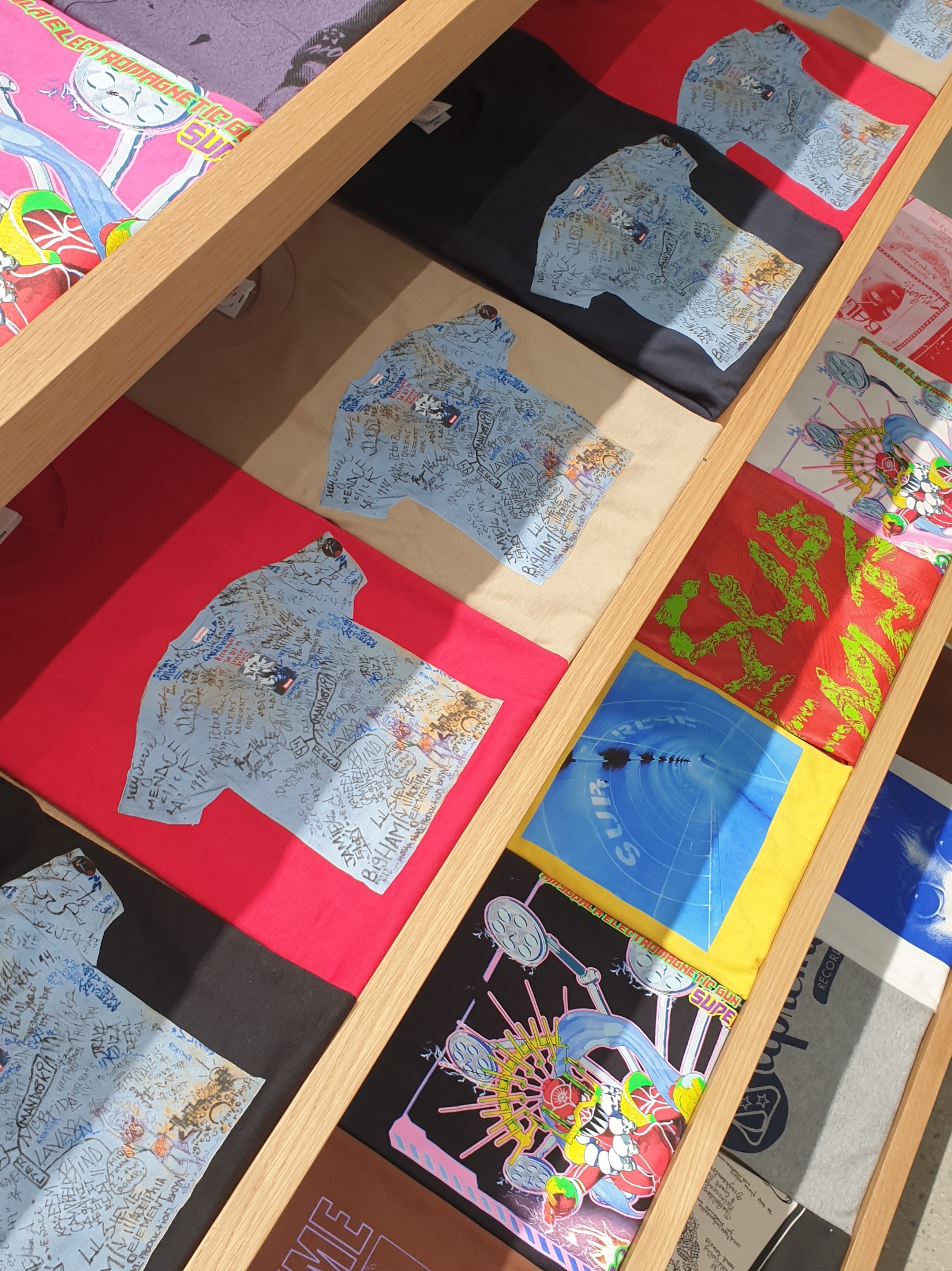 Supreme First T-Shirt Khaki - 24SS, Supreme First T-Shirt Red - 24SS 착용 스타일 - 2