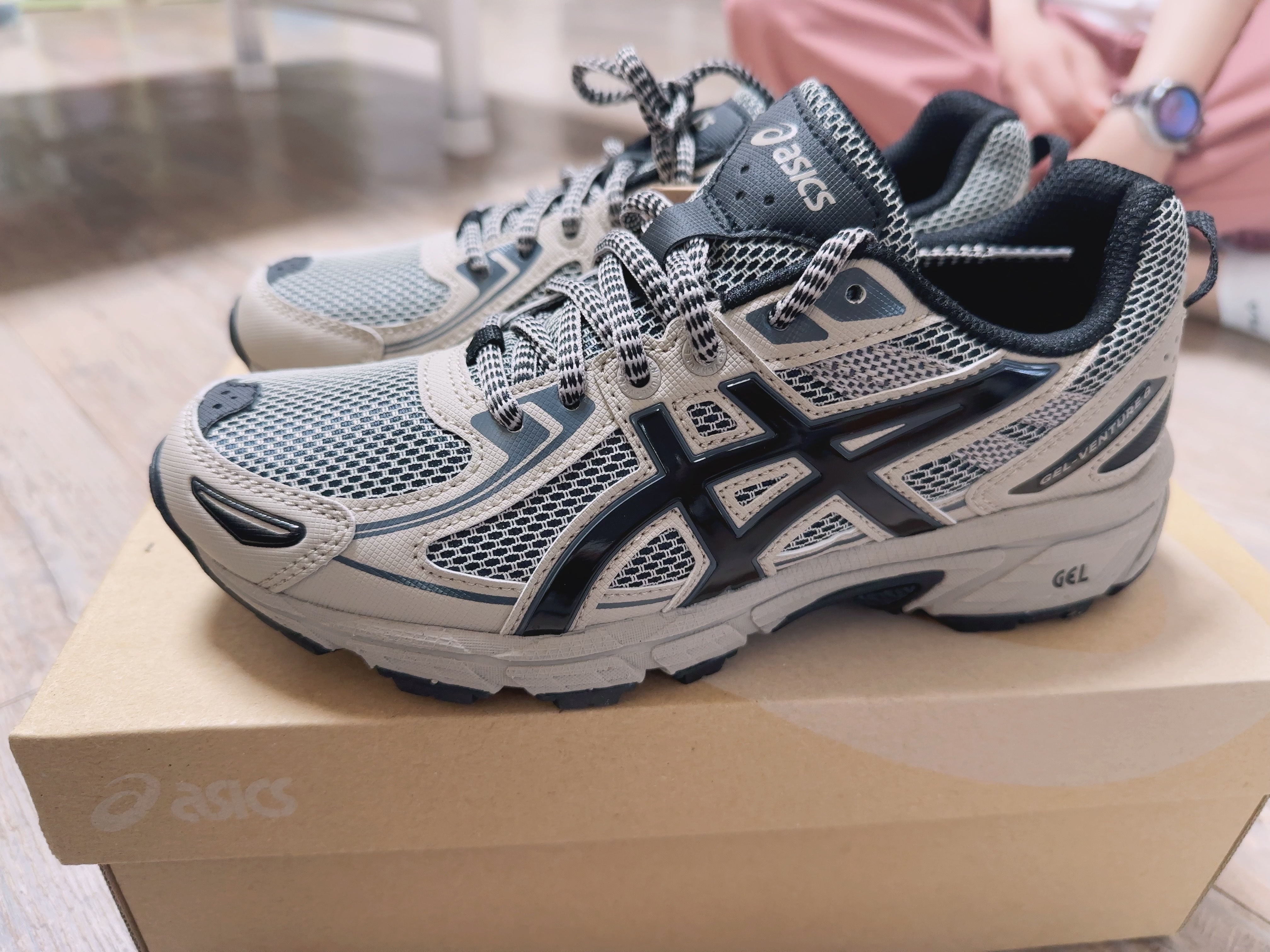 Asics Gel-Kayano 14 Cream Black, Asics Gel-Venture 6 Feather Grey Black 착용 스타일 - 6