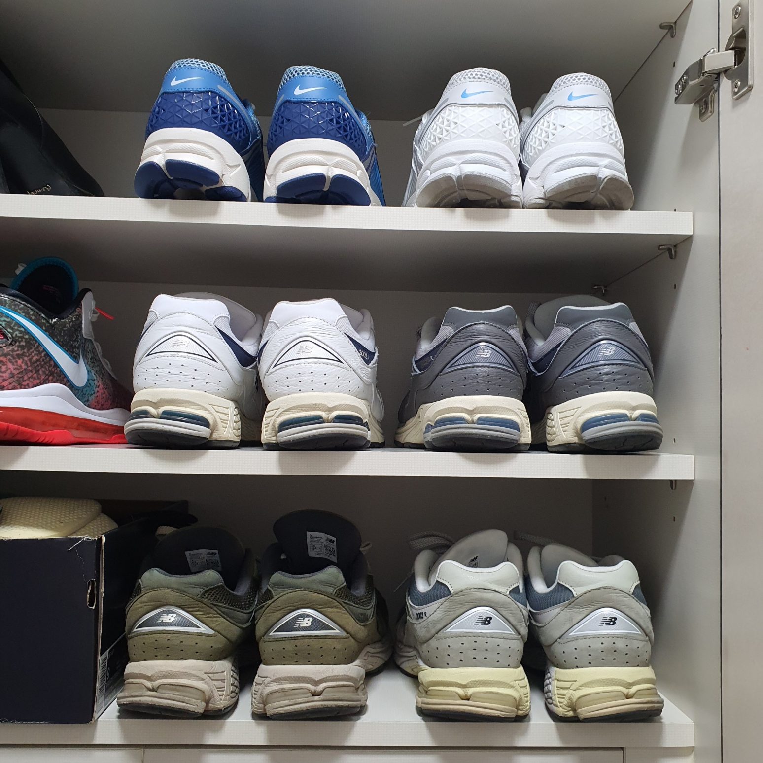 Nike Zoom Vomero 5 Mystic Navy and Worn Blue, Nike Zoom Vomero 5 Photon Dust and University Blue 착용 스타일