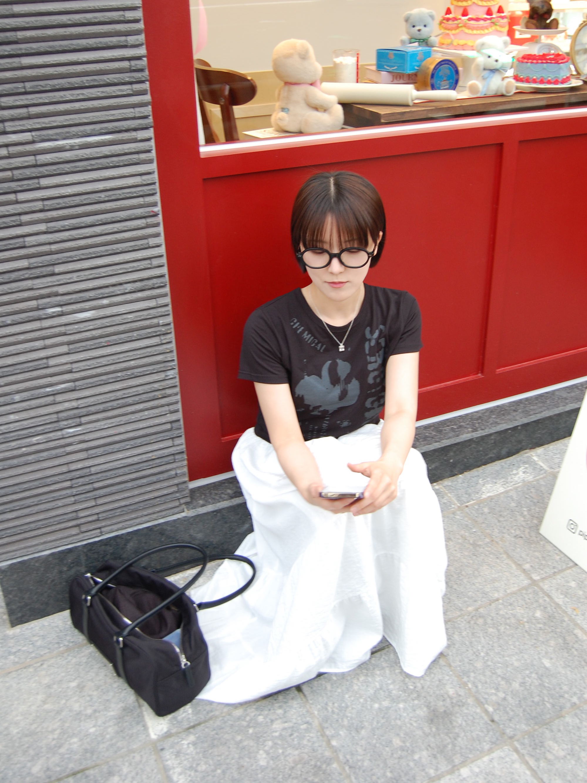 Matin Kim Sporty Tote Bag Black 착용 스타일 - 1
