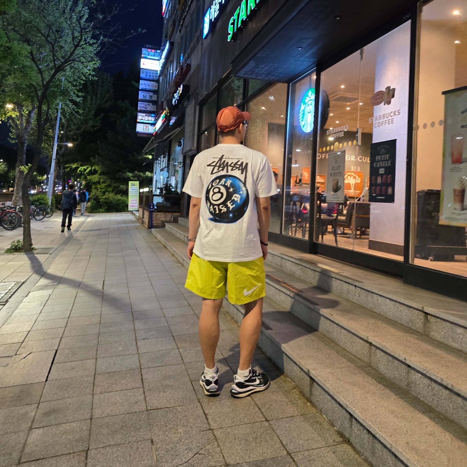 Nike x Sacai VaporWaffle Black White, Stussy x Born X Raised 8 Ball T-Shirt White 착용 스타일