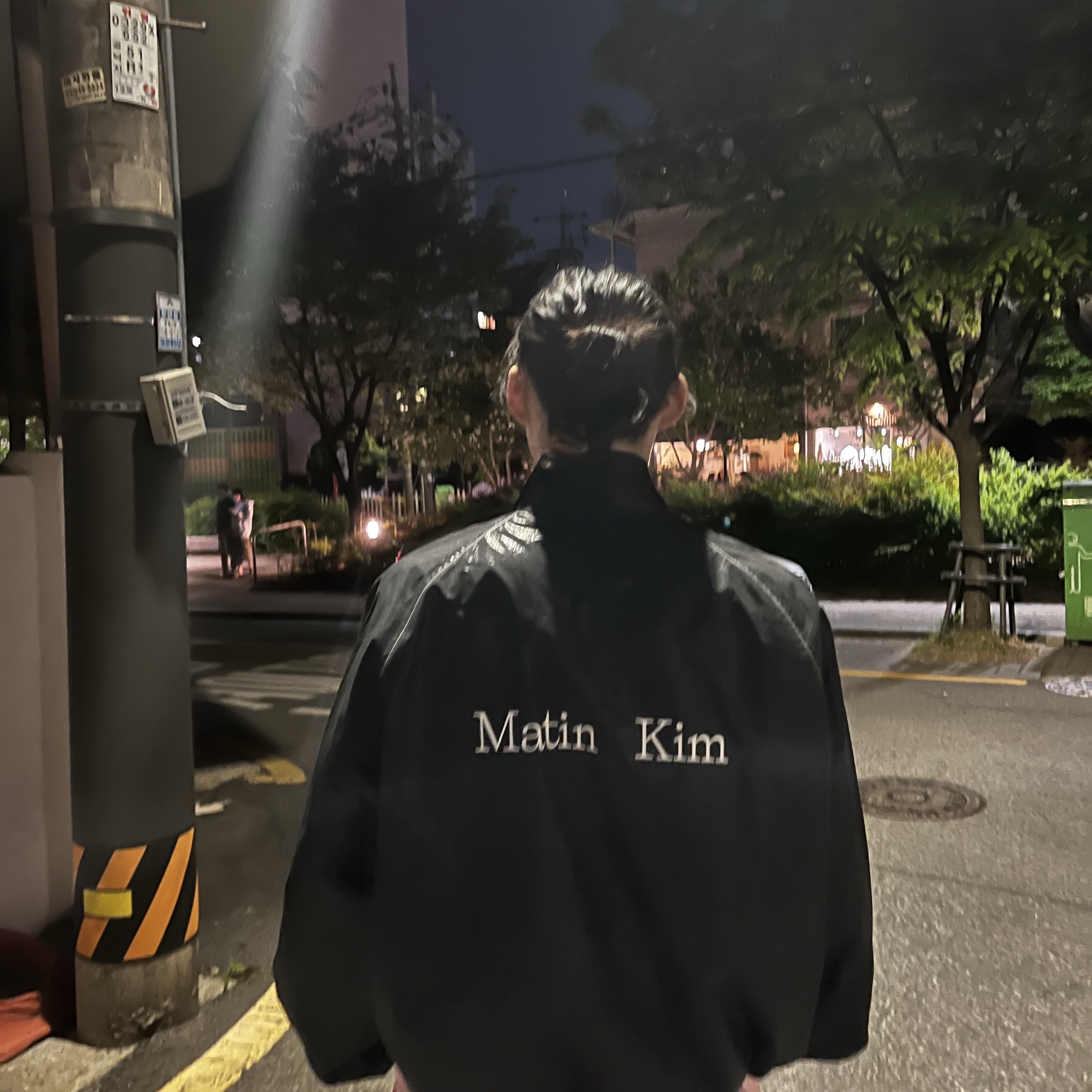 (W) Matin Kim Logo Coating Jumper Black 착용 스타일 - 2