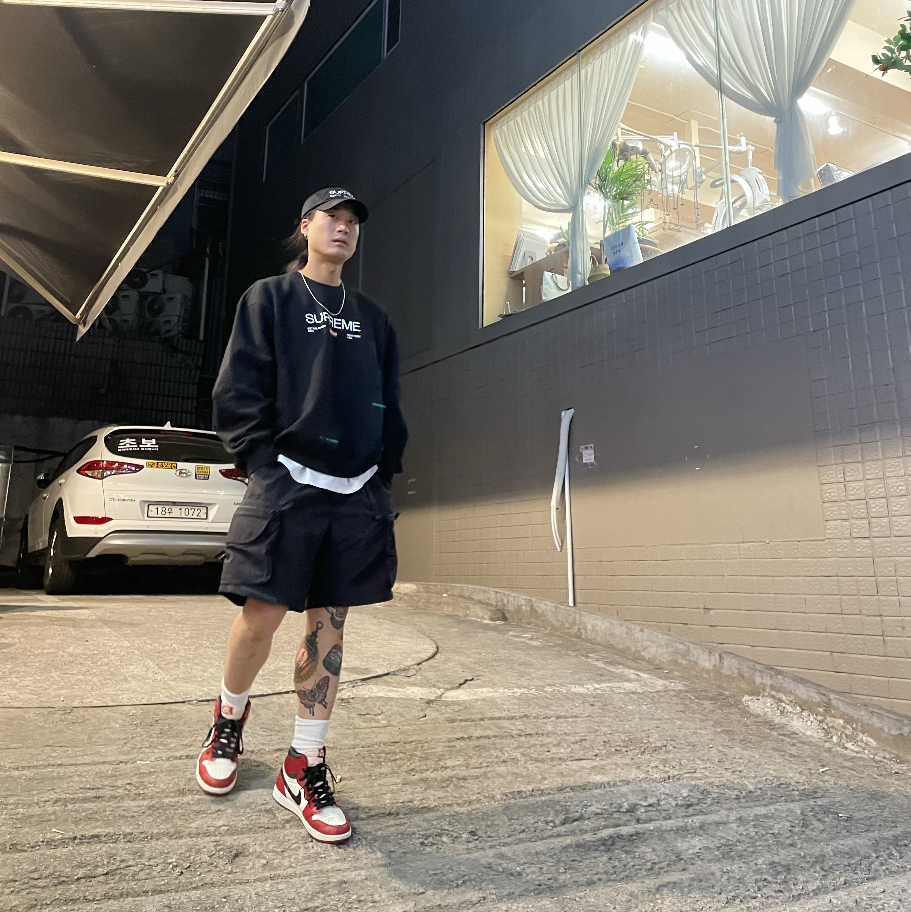 Jordan 1 Retro High OG Chicago 2022, Supreme Est. 1994 6-Panel Black - 21FW 착용 스타일