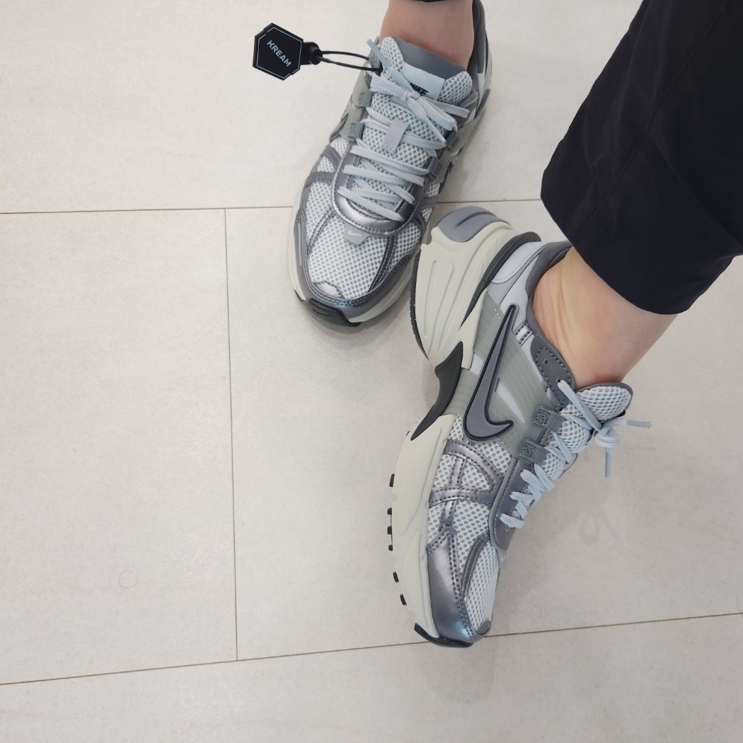 Nike V2K Run Pure Platinum Wolf Grey 착용 스타일