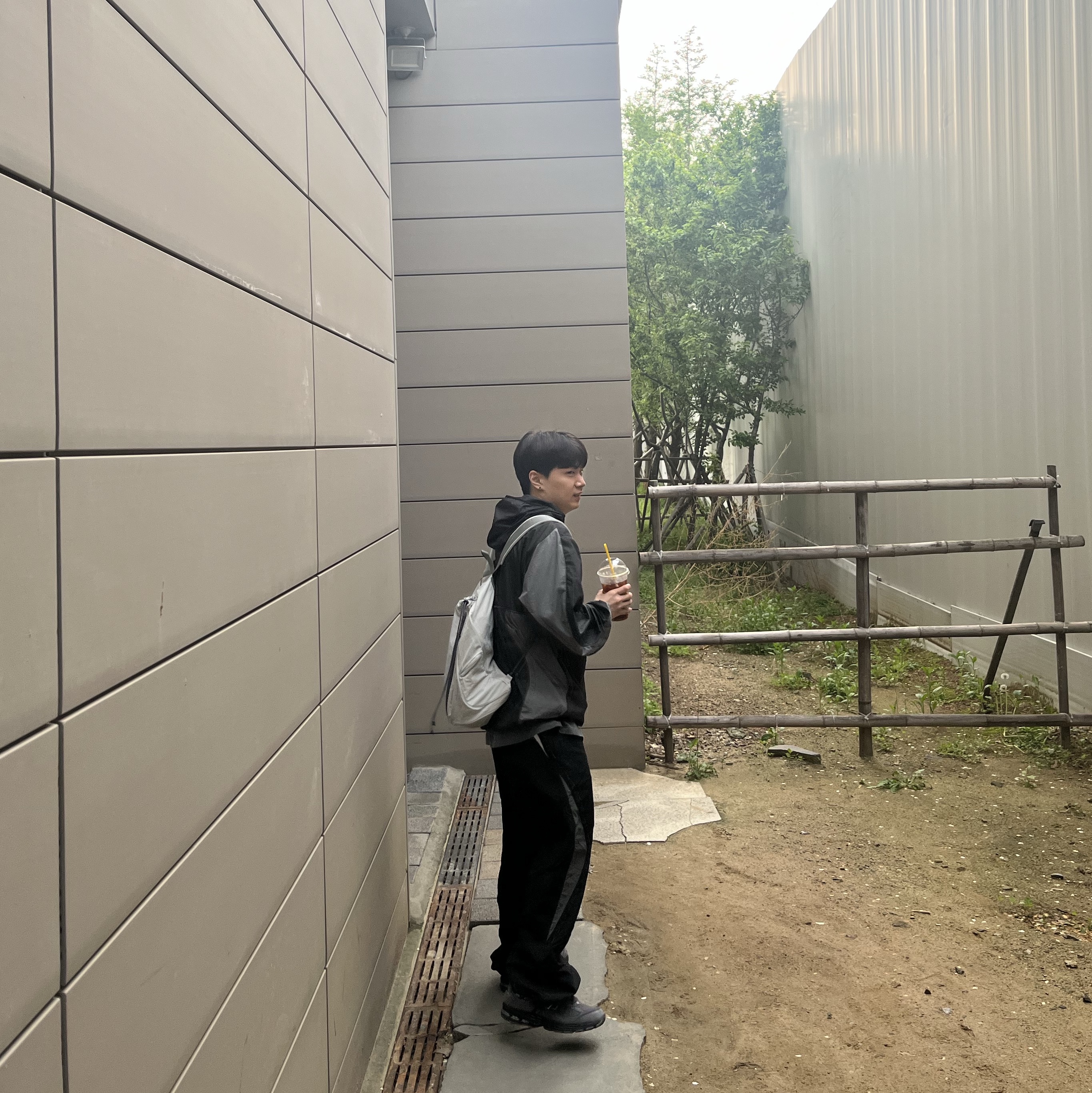 New Balance 2002R Dark Grey, Sansan Gear Paneled Jacket Black - 23SS 착용 스타일 - 1