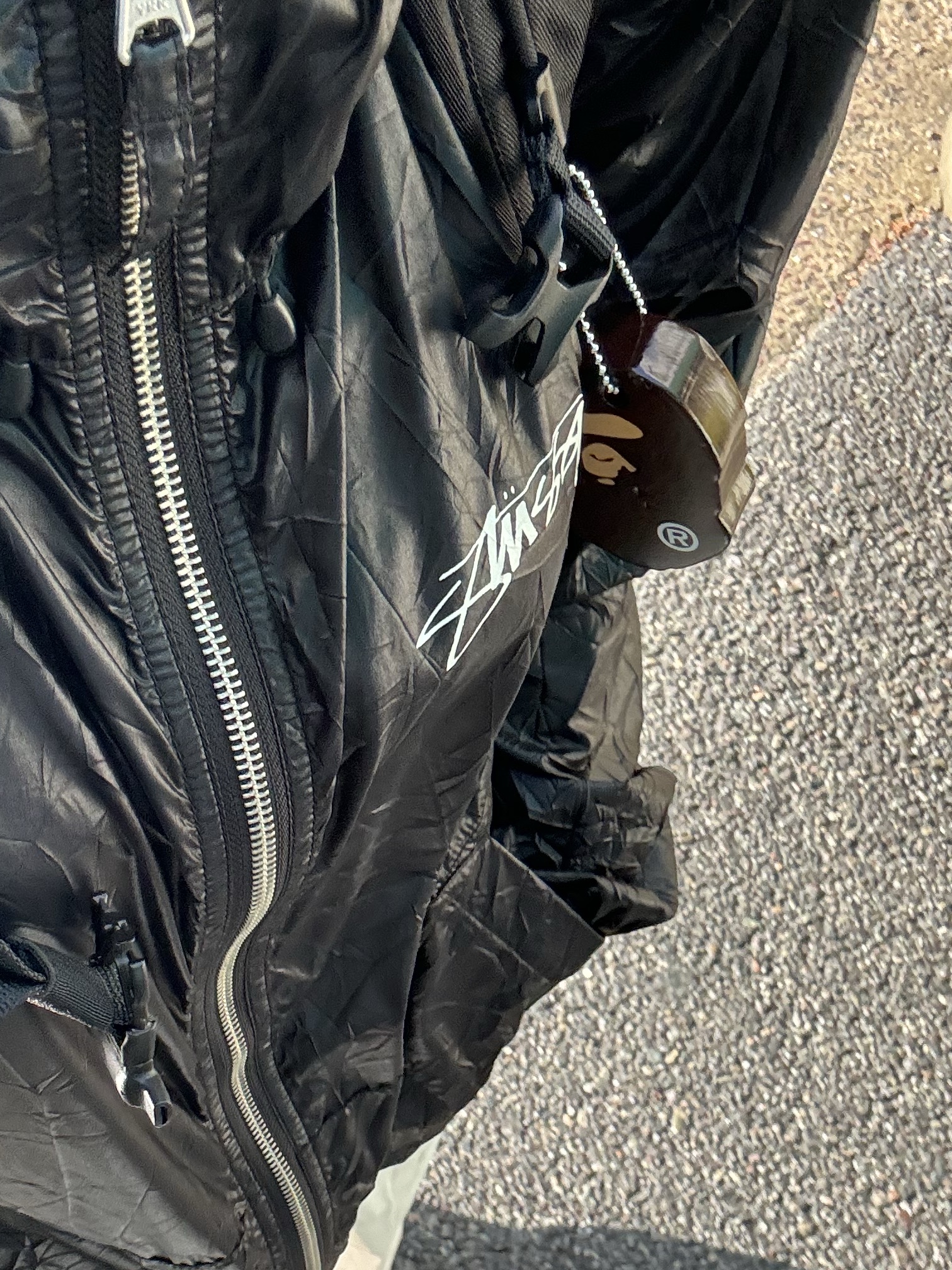 BAPE Ape Head Keychain (Vinyl Acetate), Stussy Beach Shell Wrinkled Nylon Jacket Black 착용 스타일 - 3