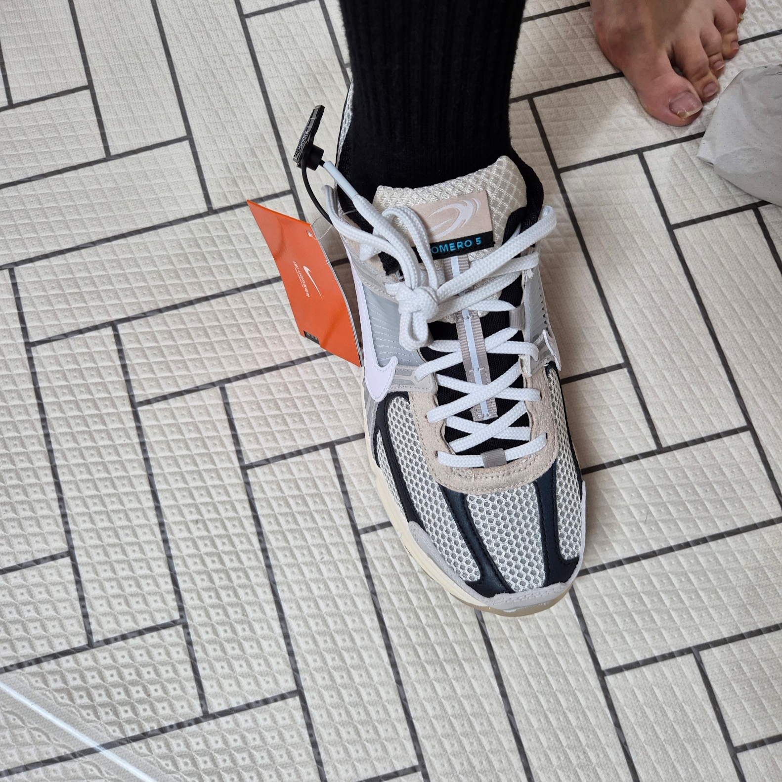 Nike Zoom Vomero 5 Light Bone and Black 착용 스타일 - 1