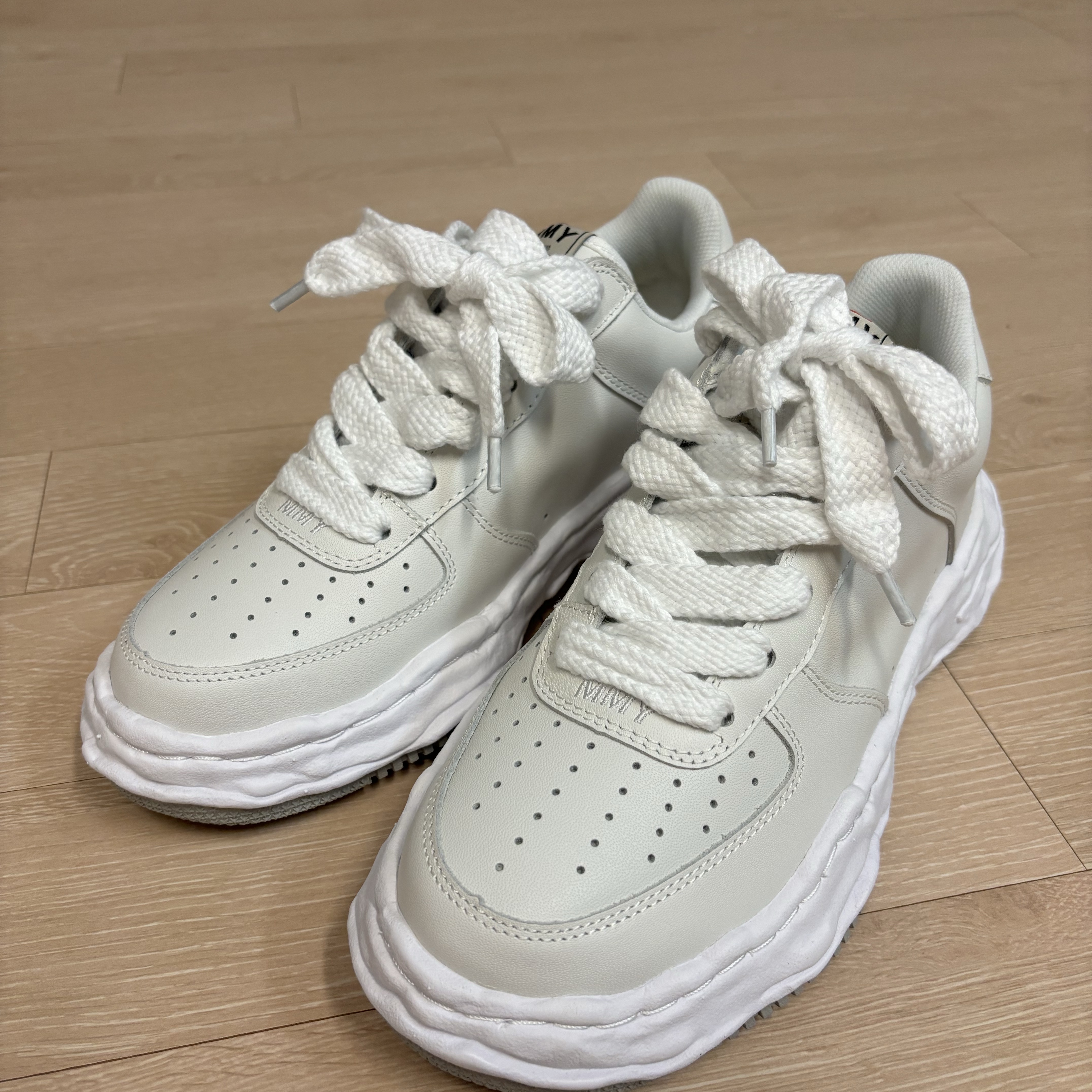 Maison Mihara Yasuhiro Wayne OG Sole Leather Low-top Sneakers White 착용 스타일
