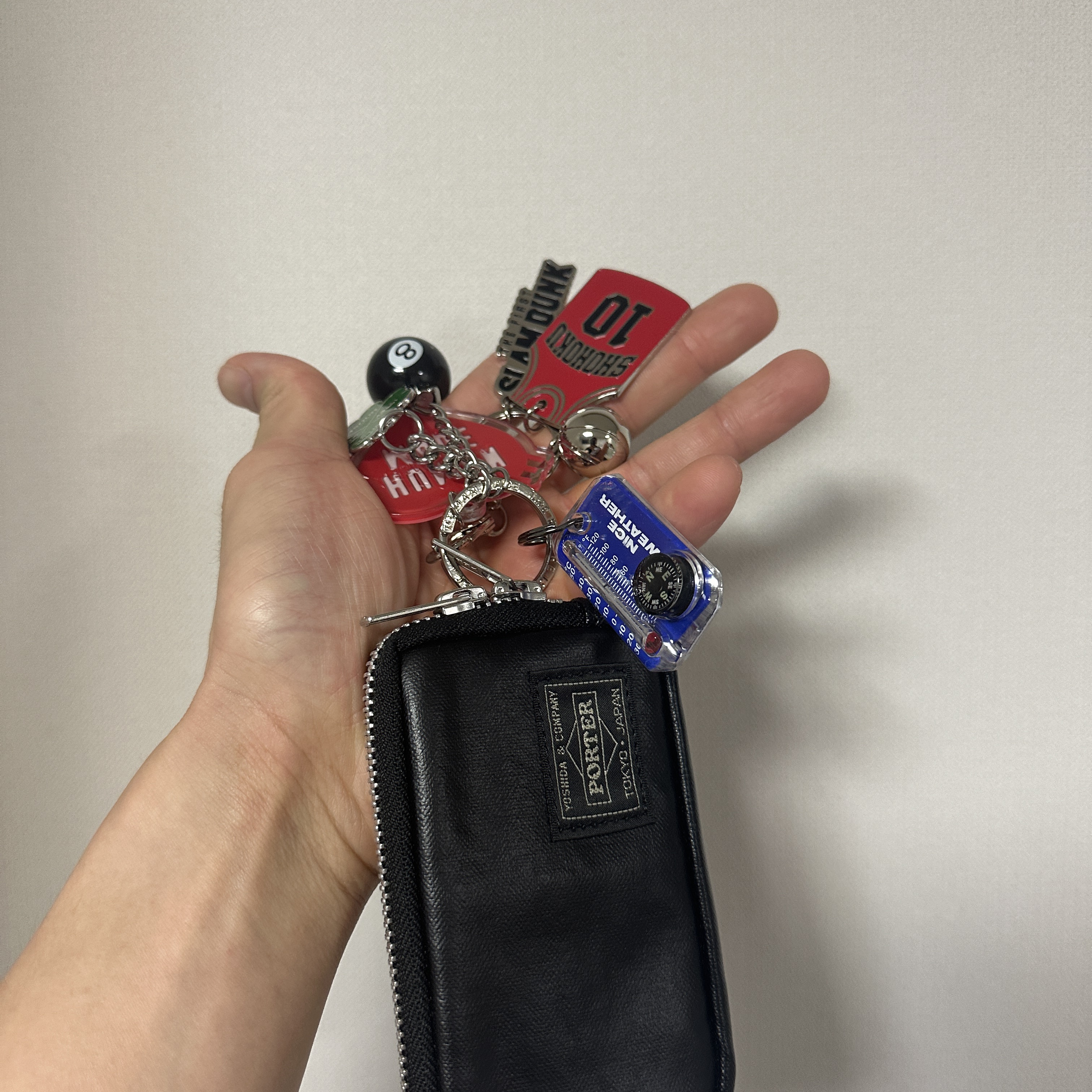 The First Slam Dunk Keychain Kang Baekho, Stussy 8 Ball Keychain Black 착용 스타일
