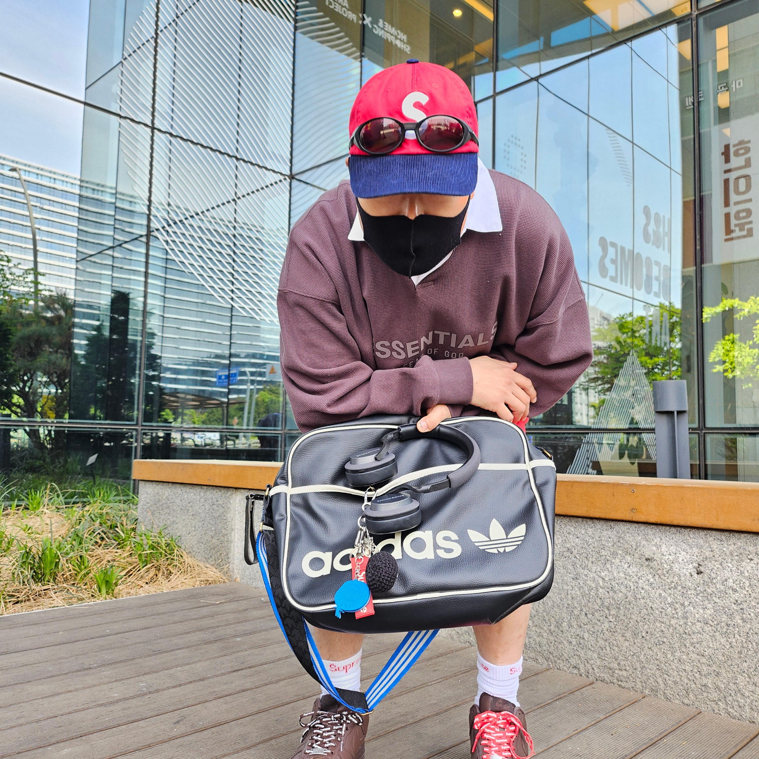 Supreme Pigment 2-Tone Camp Cap Red - 24SS, Oakley Eye Jacket Redux Matte Black Frame Prizm Grey Lenses High Bridge Fit 착용 스타일 - 3