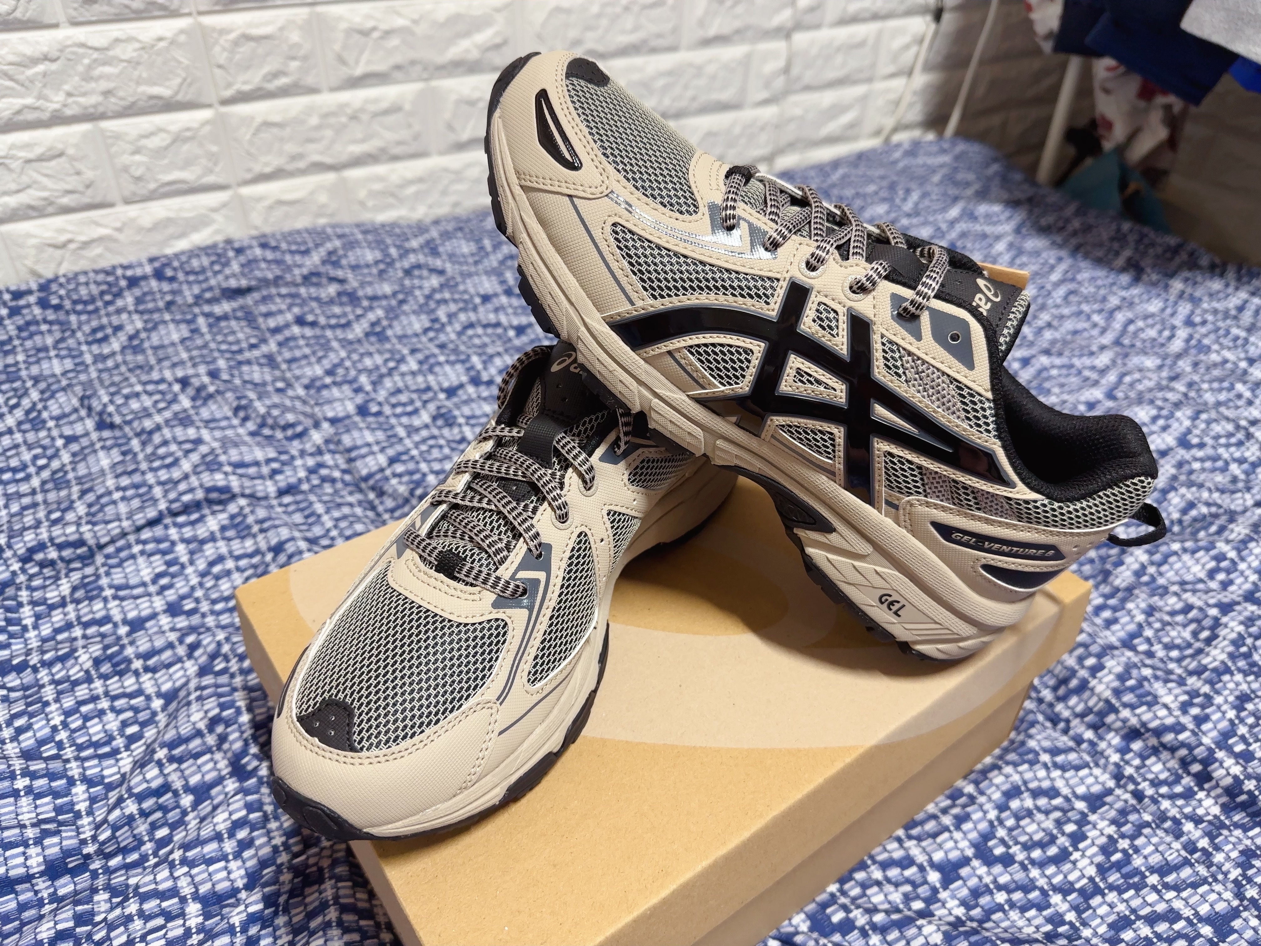 Asics Gel-Venture 6 Feather Grey Black 착용 스타일 - 6