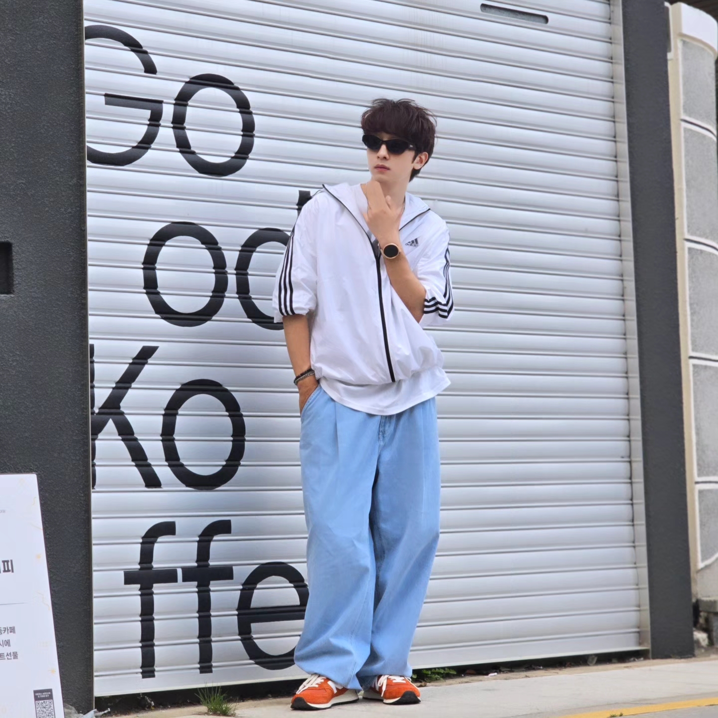 Adidas Essential 3S Woven Windbreaker Jacket White - KR Sizing, Stussy x Goldie Metalheadz 30 T-Shirt White 착용 스타일 - 1