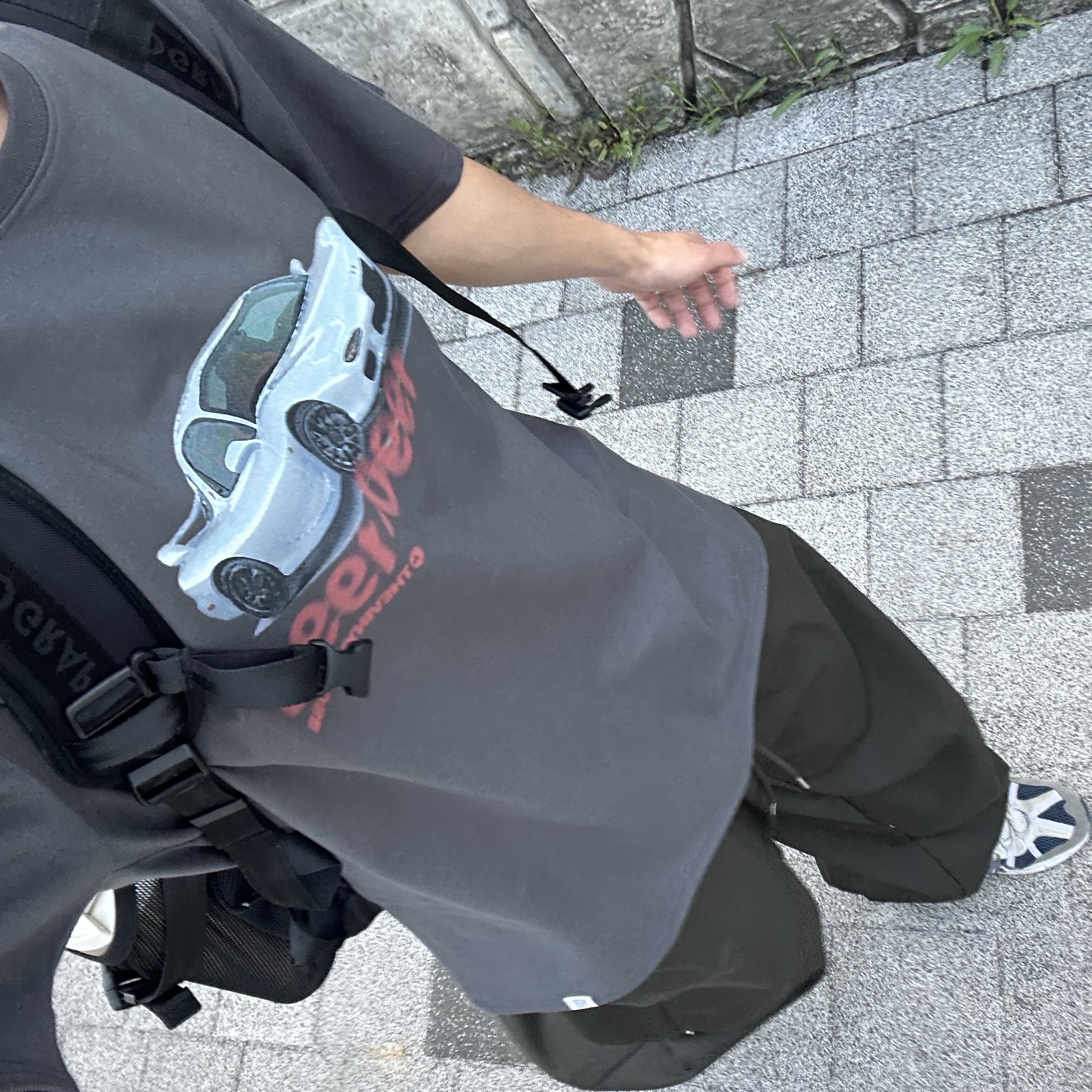 Thevinylhouse Old Car T-Shirt Charcoal 착용 스타일