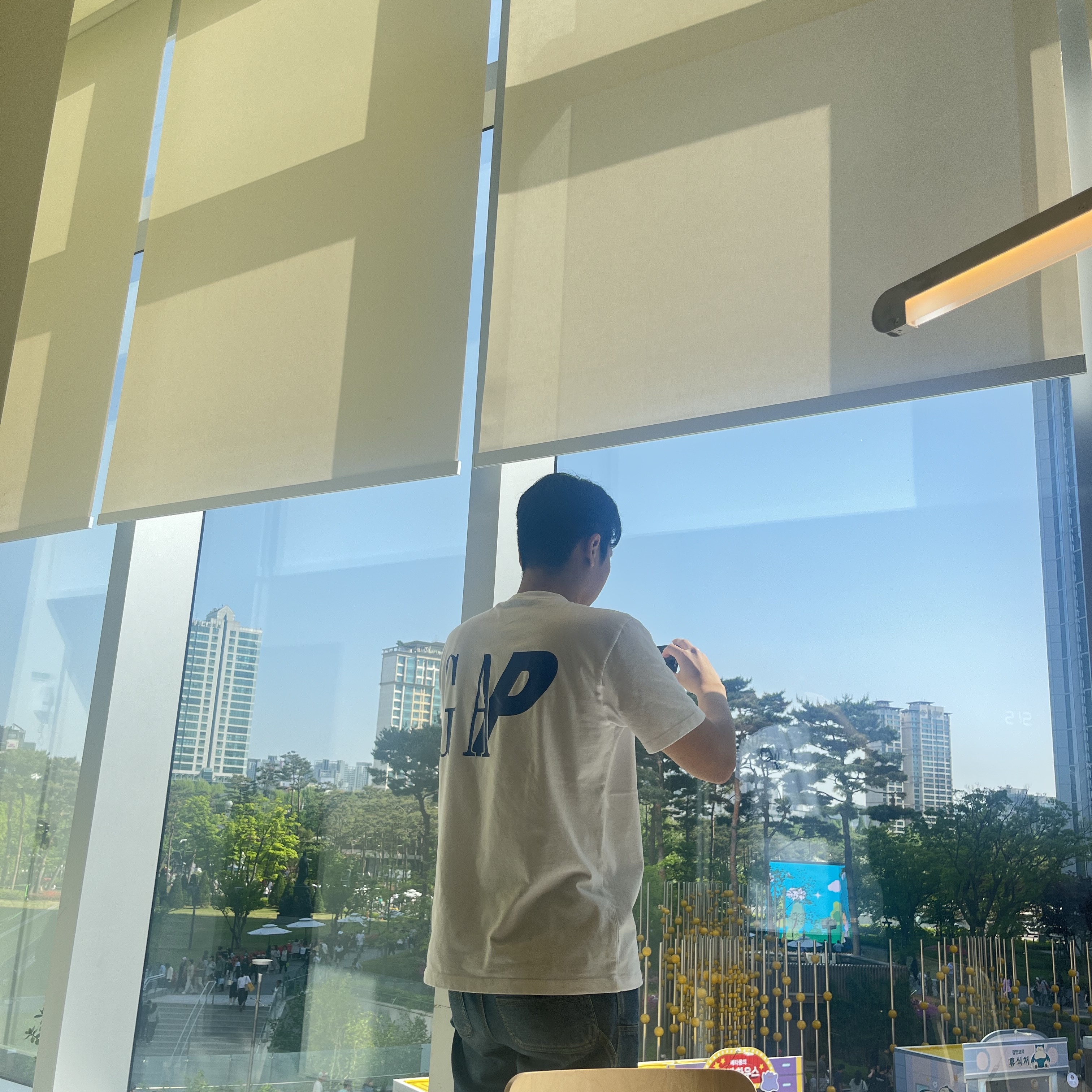 Palace x Gap T-Shirt White - 24SS 착용 스타일