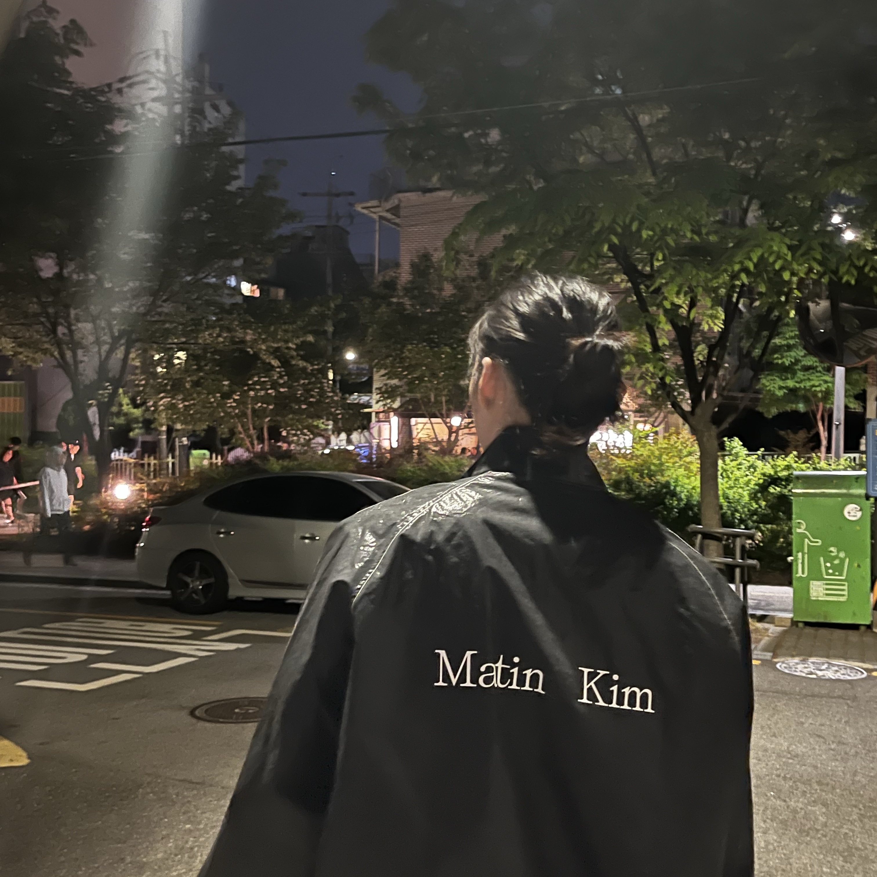(W) Matin Kim Logo Coating Jumper Black 착용 스타일 - 1