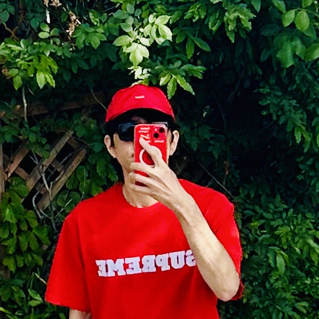 Supreme Enamel Logo 6-Panel Red - 23FW, Supreme Collegiate S/S Top Red - 23FW 착용 스타일 - 1