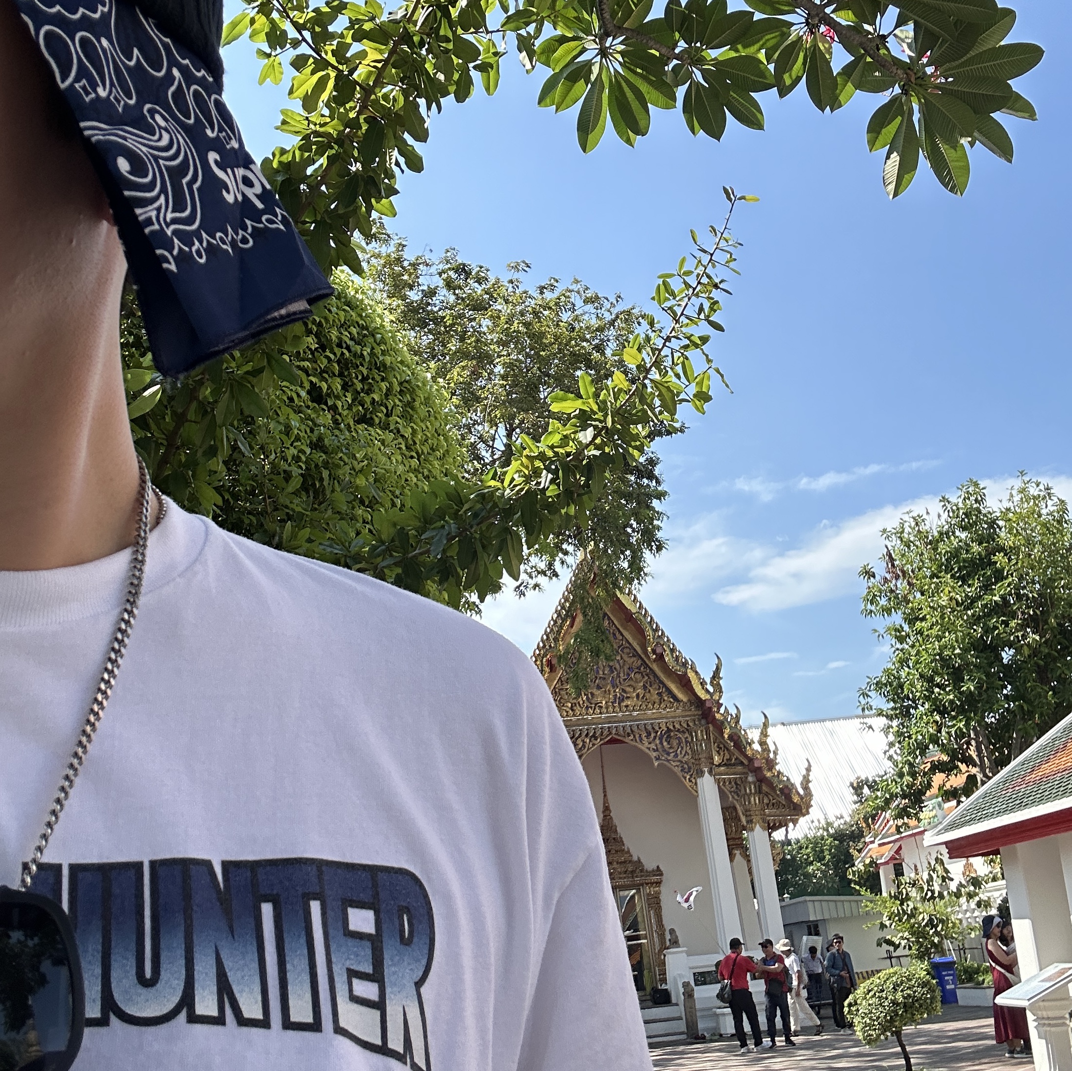 Supreme Hav-A-Hank Bandanas Multicolor (Set of 3) - 24SS, Supreme x Bounty Hunter Wolf T-Shirt White - 23FW 착용 스타일 - 1