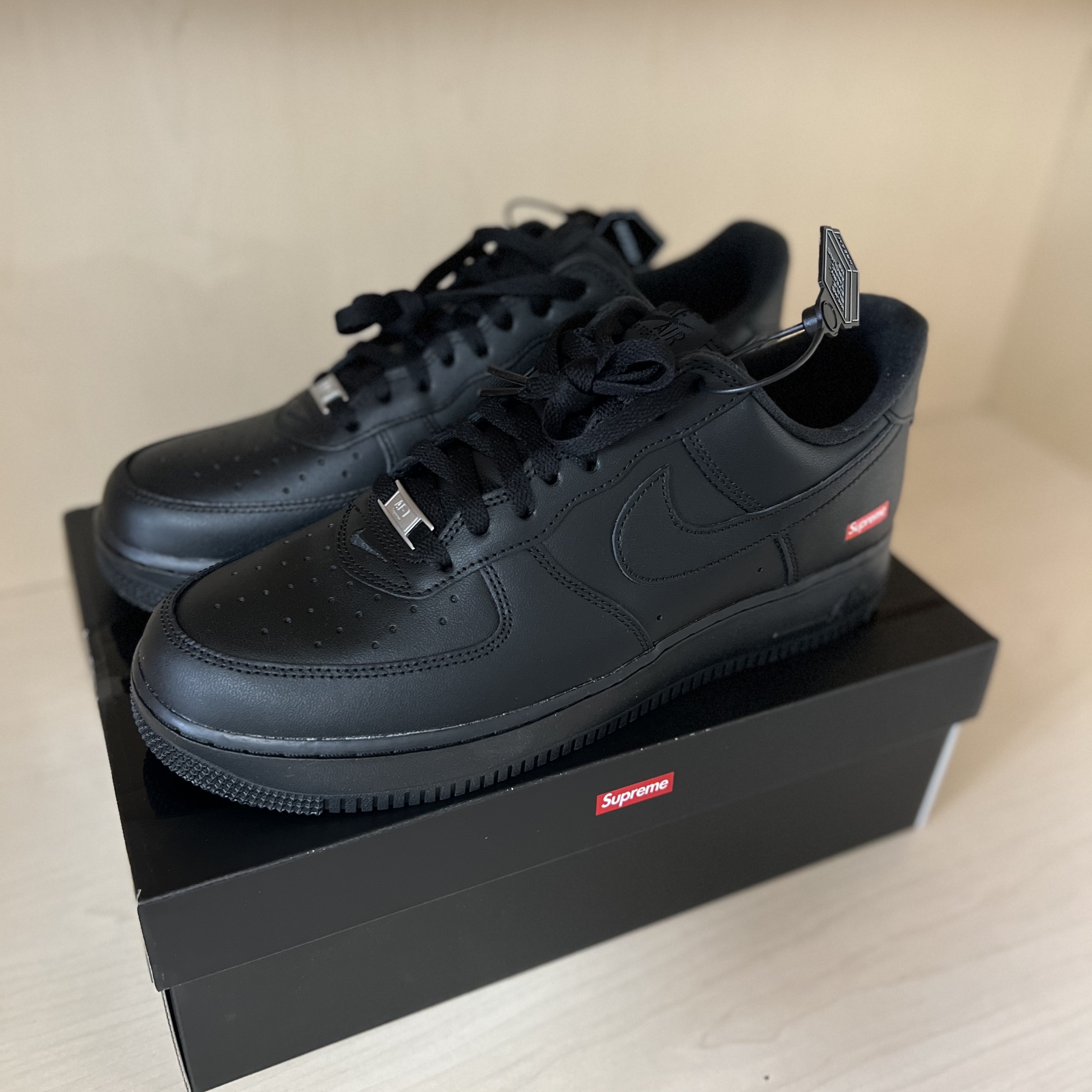 Nike x Supreme Air Force 1 Low Black 착용 스타일