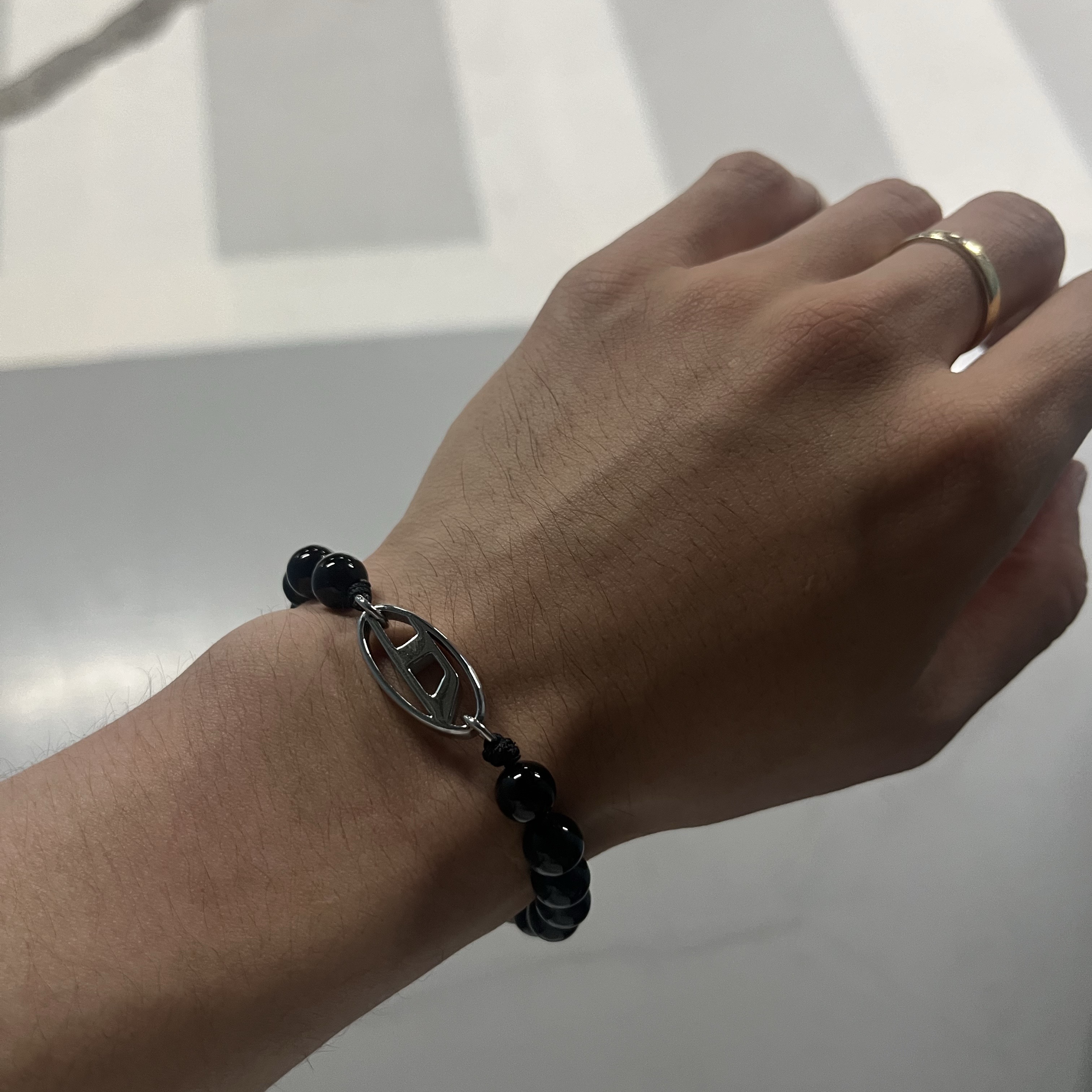 Diesel Dx1434 Oval D Logo Agate Beaded Bracelet Black 착용 스타일