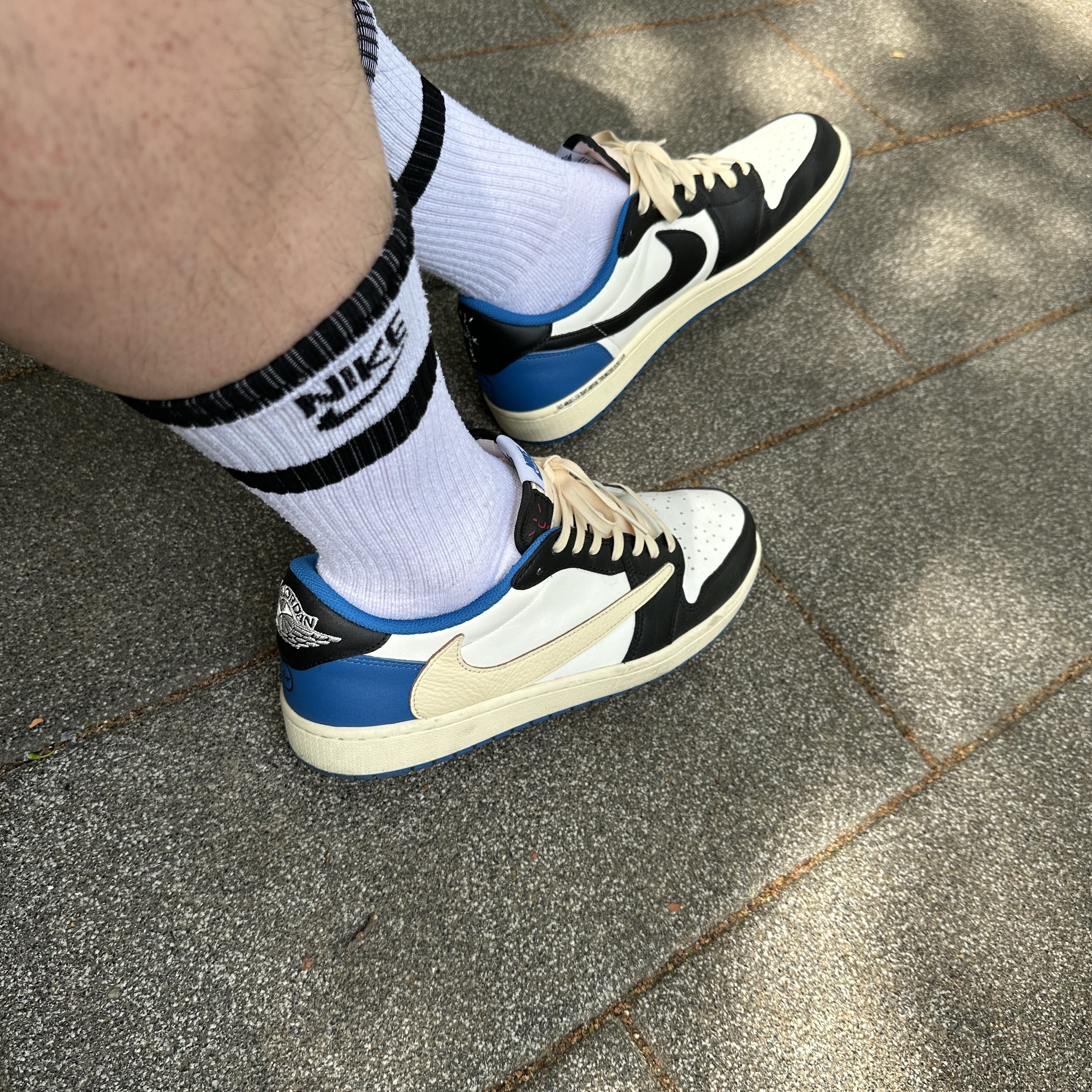 Jordan 1 x Travis Scott x Fragment Retro Low OG SP Military Blue 착용 스타일 - 3