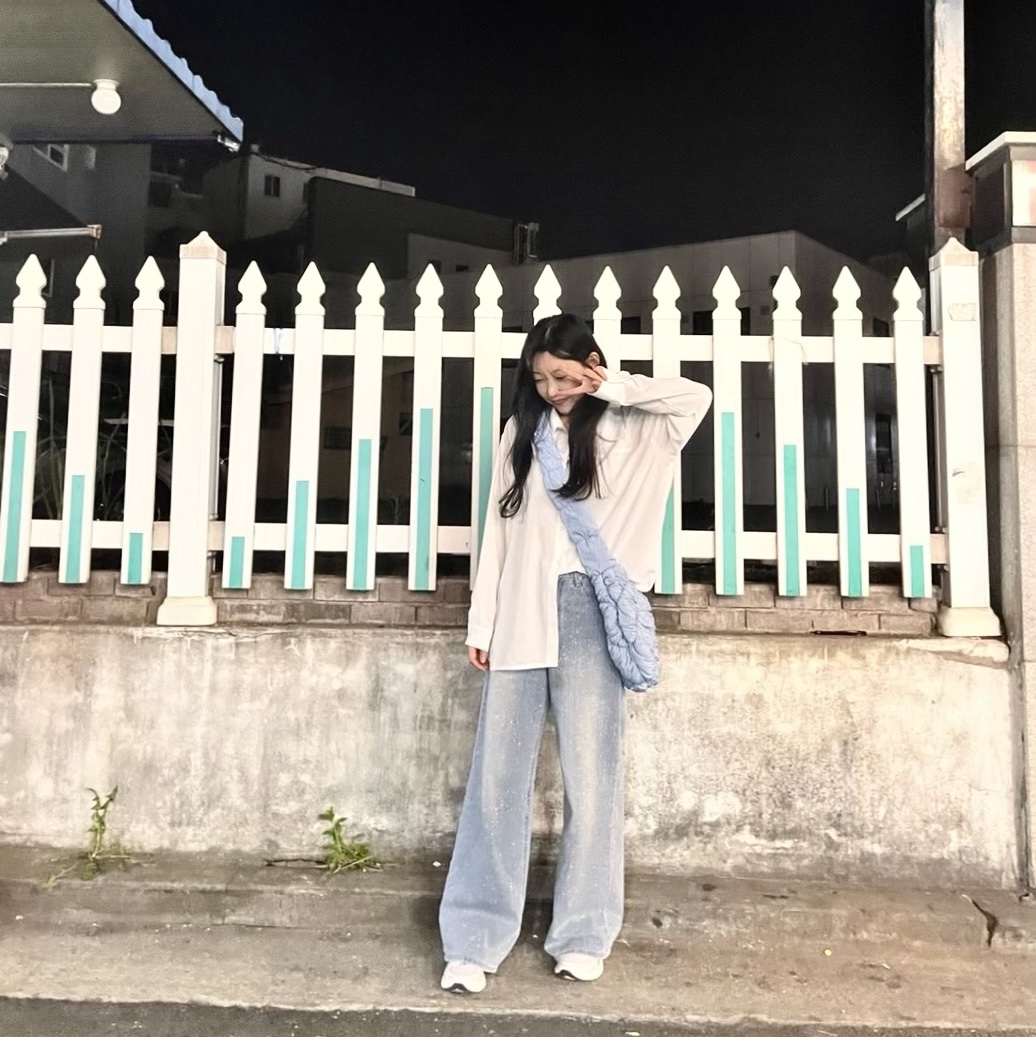 COS Ripple Crossbody Bag Light Blue, Asics Gel-1130 White Cloud Grey 착용 스타일