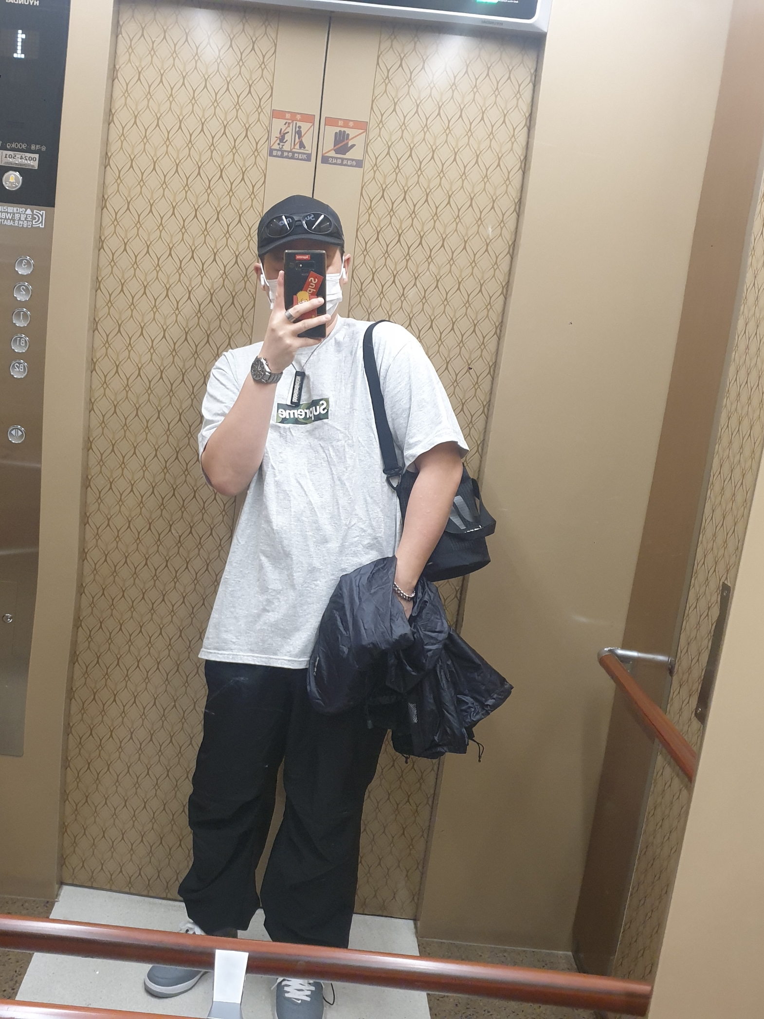 Supreme First T-Shirt Khaki - 24SS, Supreme First T-Shirt Red - 24SS 착용 스타일 - 3