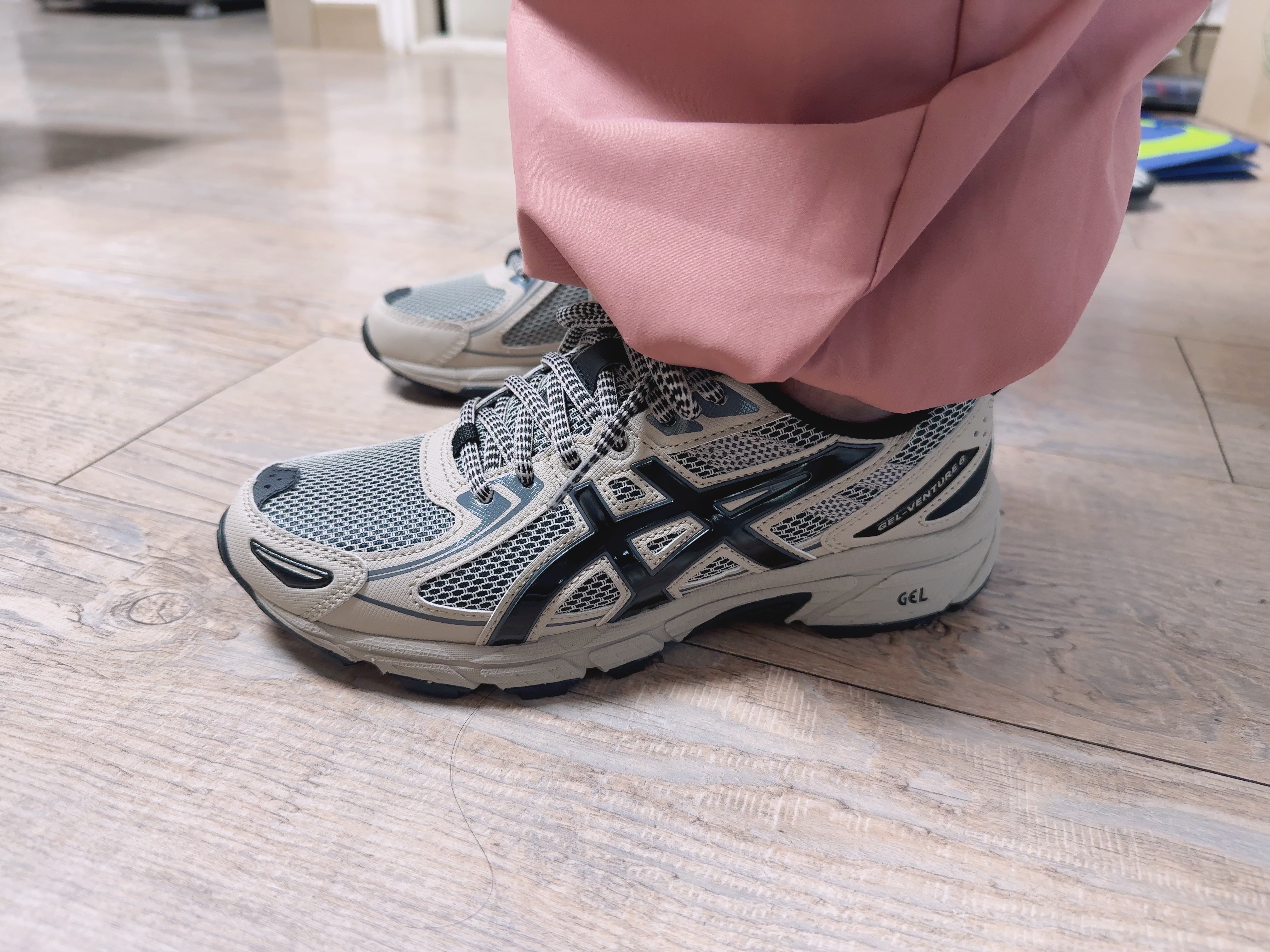 Asics Gel-Kayano 14 Cream Black, Asics Gel-Venture 6 Feather Grey Black 착용 스타일 - 7