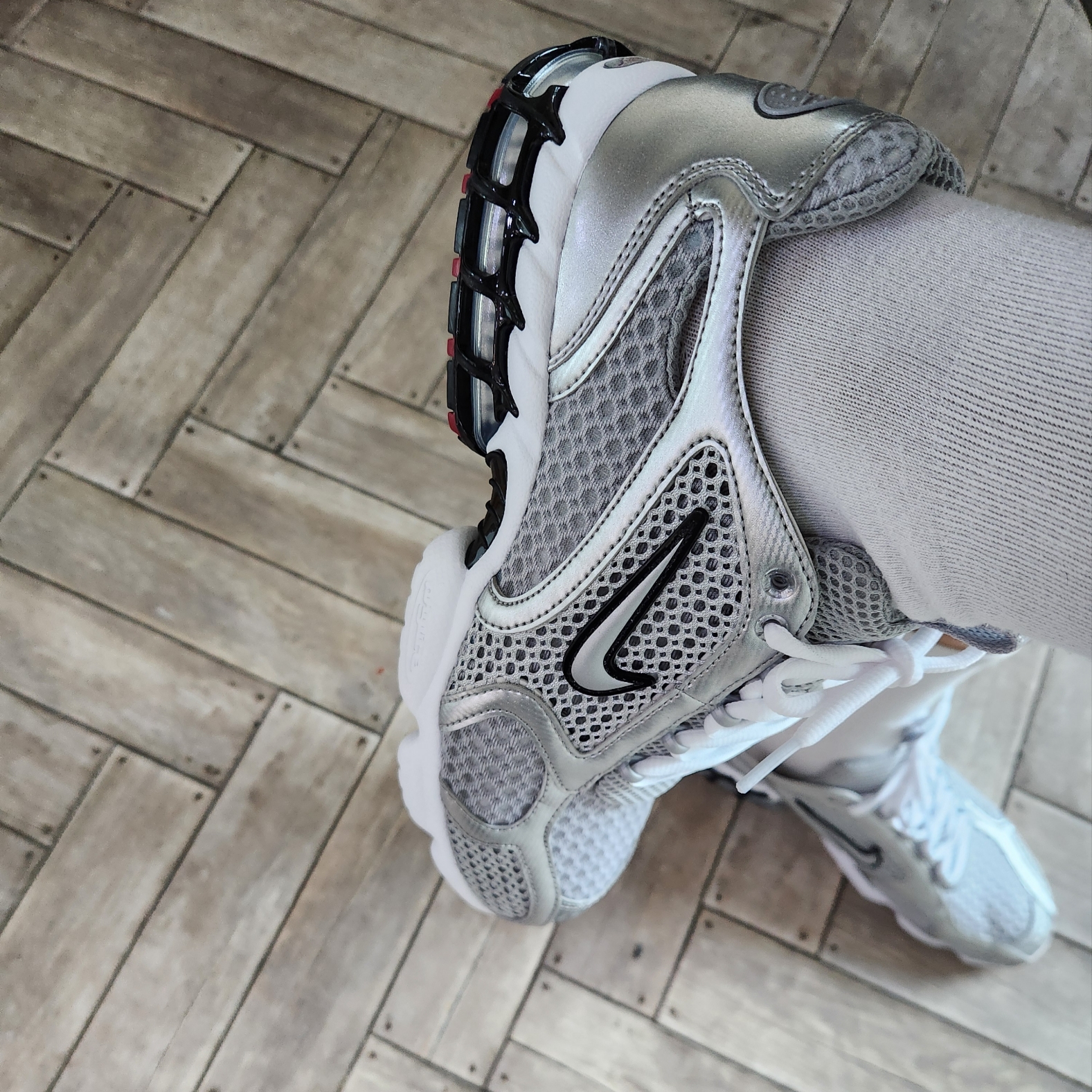 Nike Air Zoom Spiridon Cage 2 Metallic Silver 착용 스타일 - 1