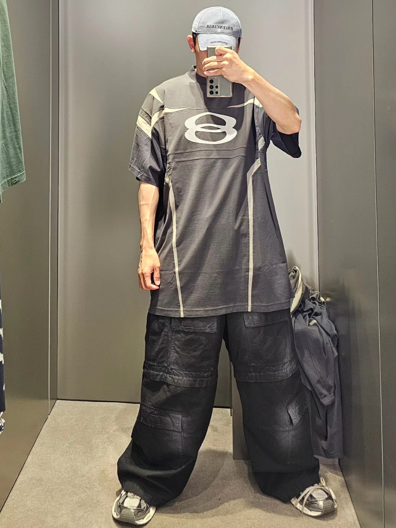 Balenciaga 3XL Sneakers Grey White Red 착용 스타일 - 1