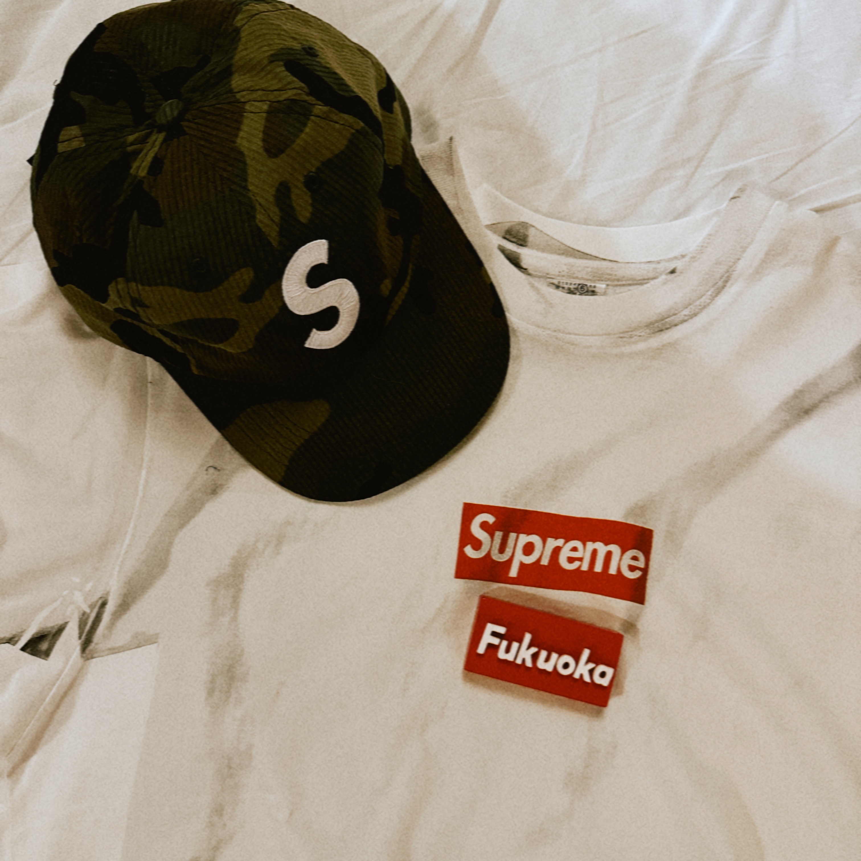 Supreme Seersucker S Logo 6-Panel Woodland Camo - 24SS, Supreme x MM6 Maison Margiela Box Logo T-Shirt White - 24SS 착용 스타일