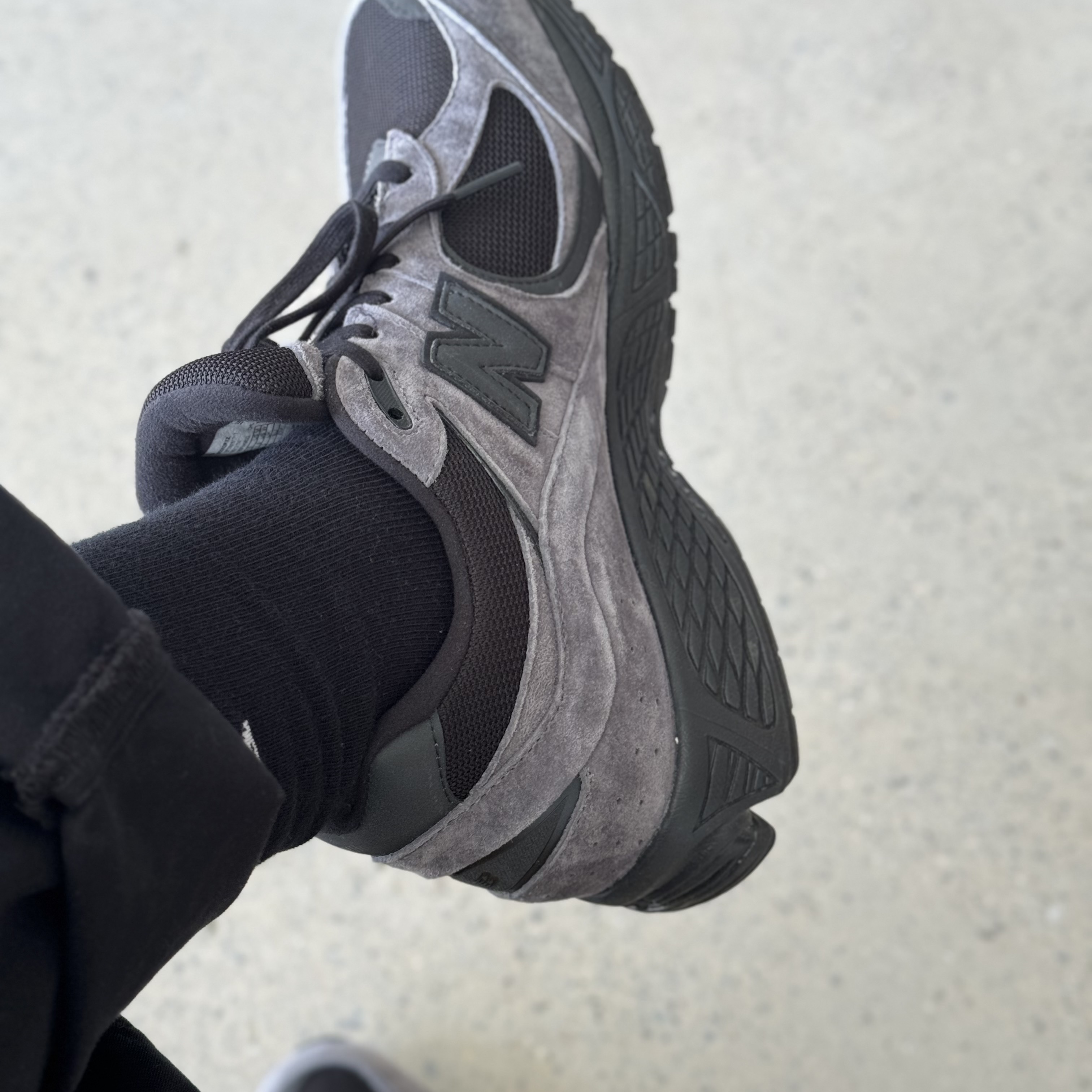 New Balance x JJJJound 2002R Gore-Tex Charcoal 착용 스타일 - 3