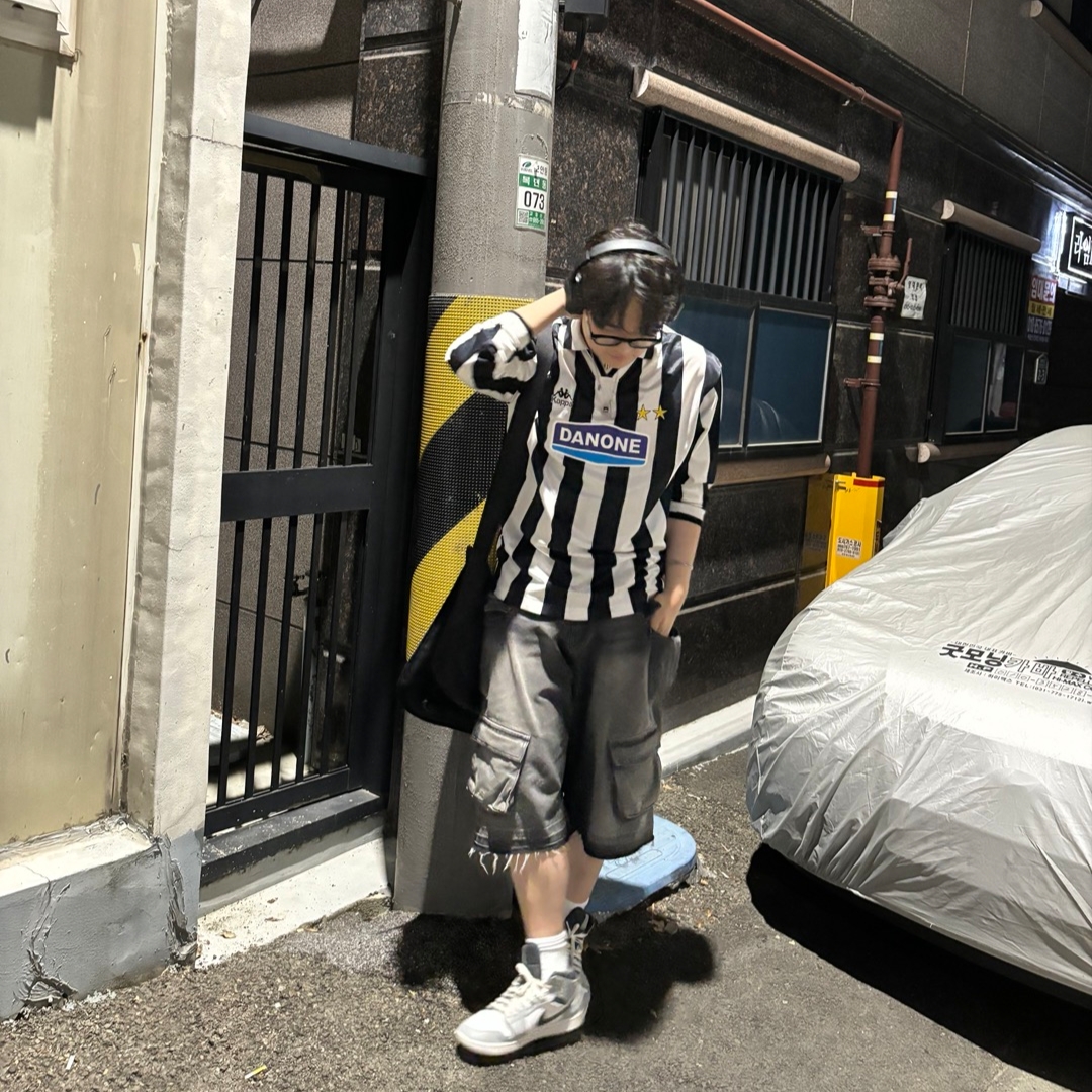 Nos Couleurs Old Washed Cargo Denim Shorts Dark Grey, Jordan 1 Mid Light Smoke Grey 착용 스타일