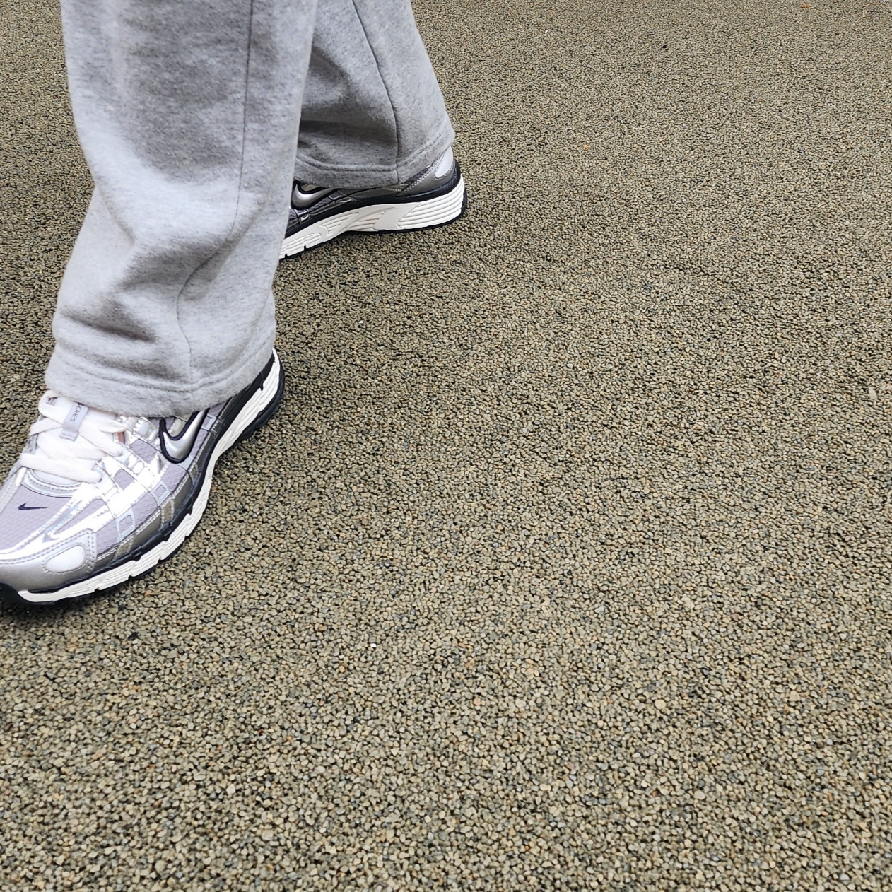 Nike P-6000 Metallic Silver 착용 스타일