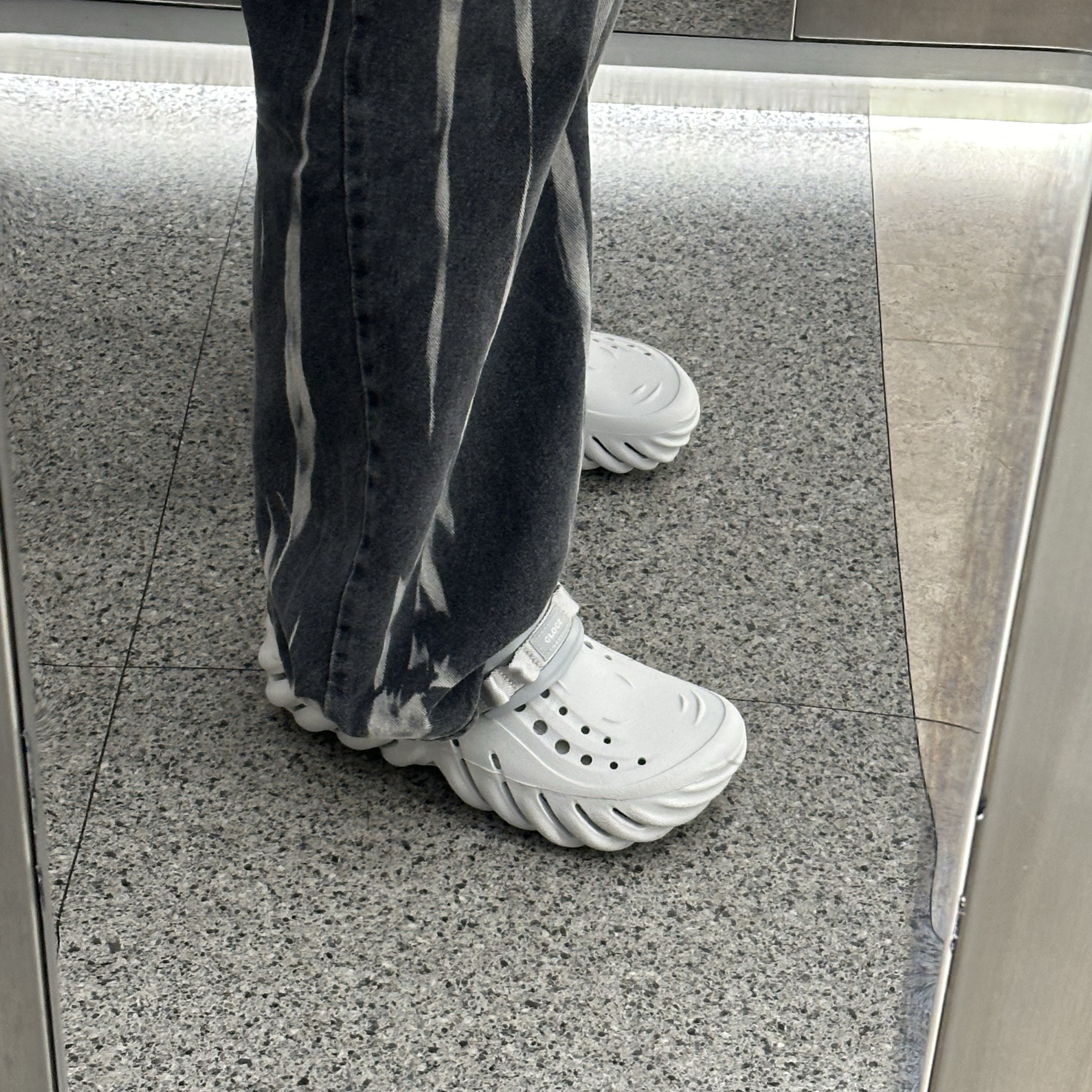 Crocs Echo Clog Atmosphere 착용 스타일