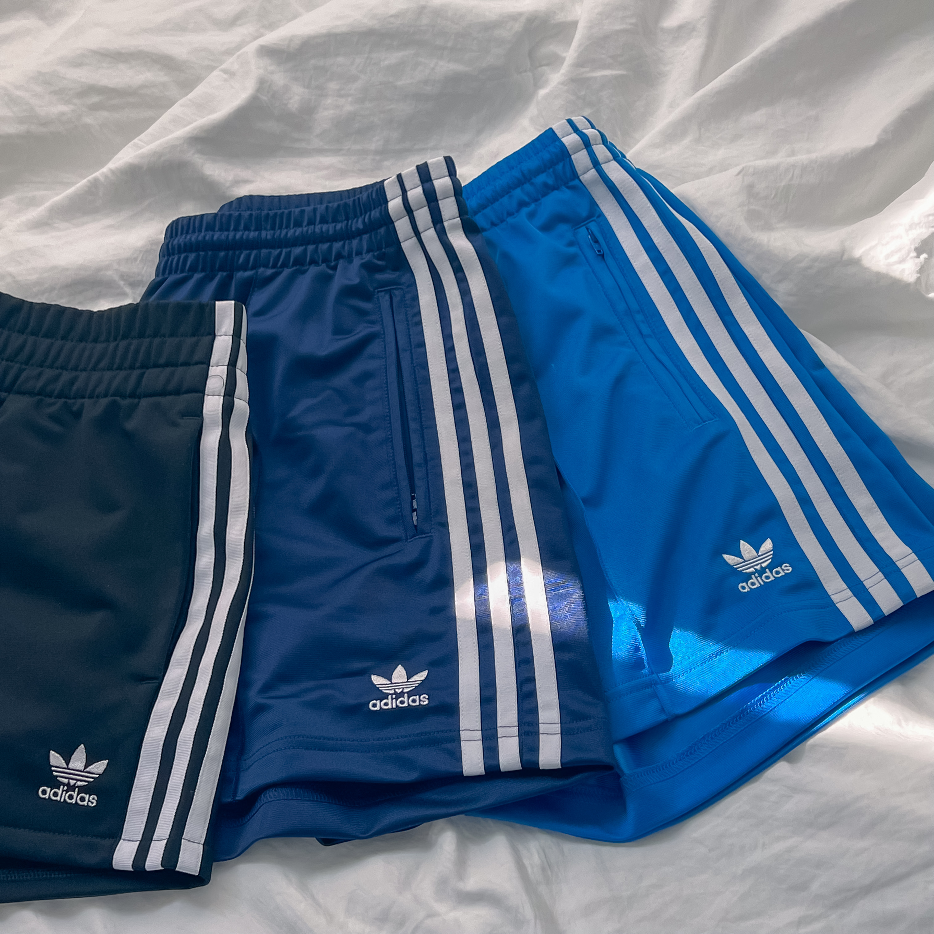 (W) Adidas 3-Stripes Shorts Black - KR Sizing, (W) Adidas Firebird Shorts Dark Blue - KR Sizing 착용 스타일