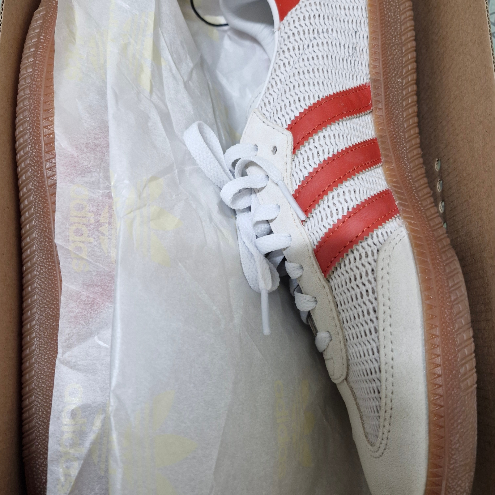 Adidas Samba OG Crystal White Preloved Red 착용 스타일 - 3