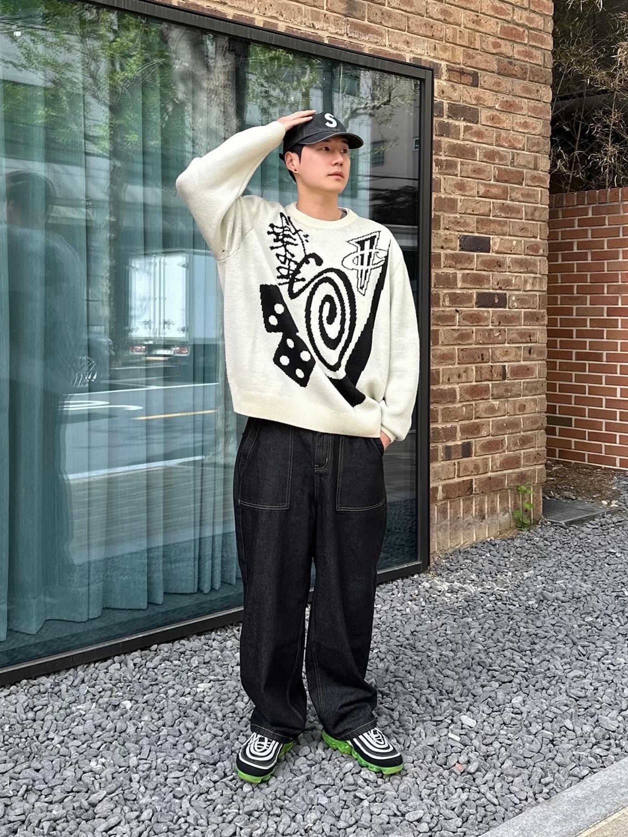Supreme Pigment Canvas S Logo 6-Panel Black - 23SS, Supreme Pigment Print S Logo 6-Panel Black - 23FW 착용 스타일 - 1