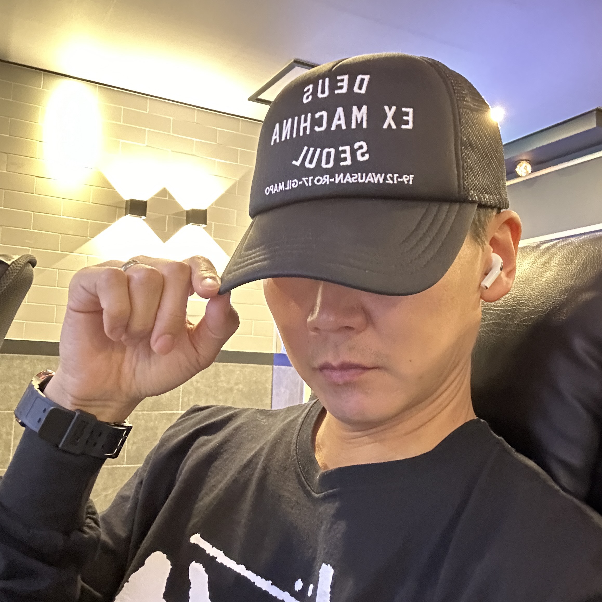 Deus Ex Machina Seoul Address Trucker Cap Black, Stussy World Tour T-Shirt Black 2024,2025 착용 스타일