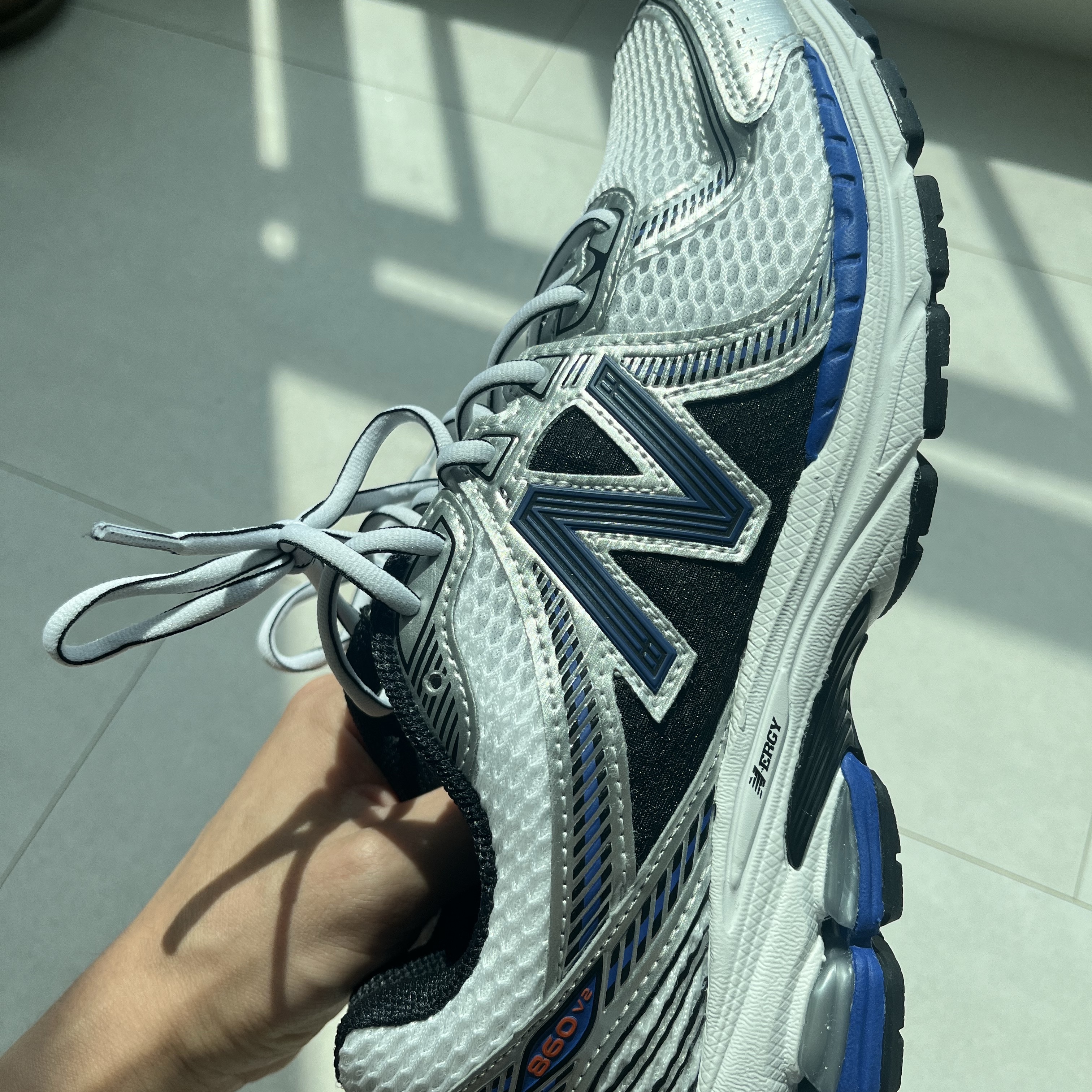 New Balance 860v2 Metallic Silver 착용 스타일 - 3