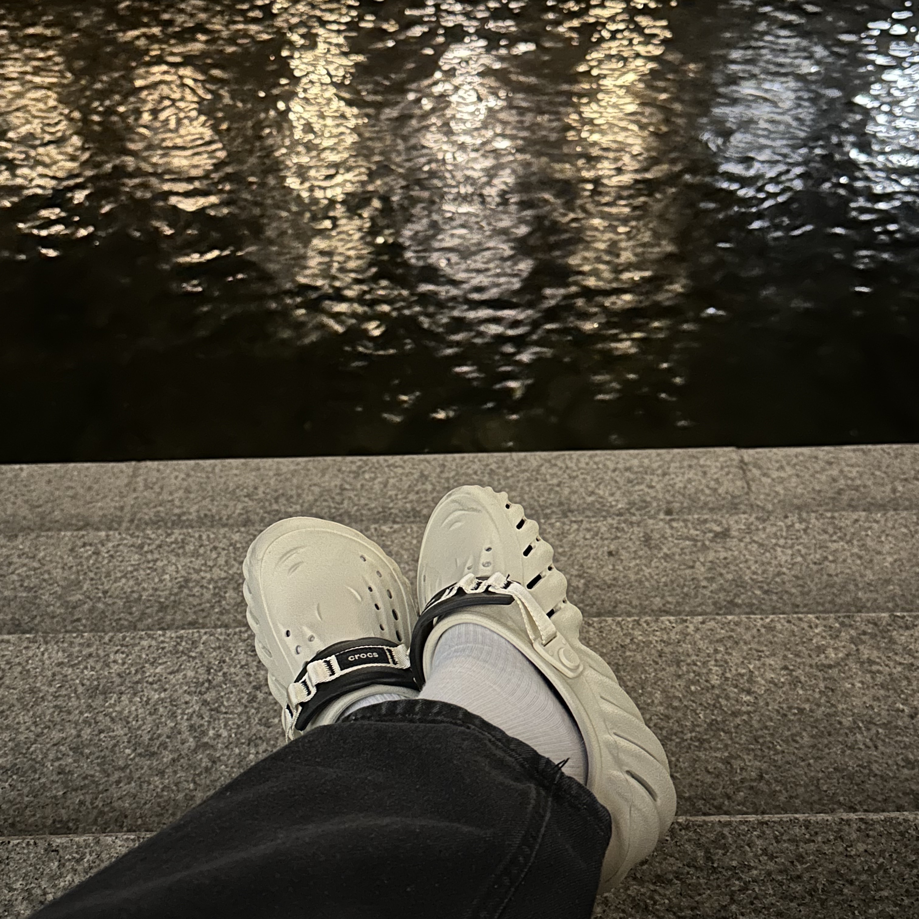 Crocs Echo Clog Bone Black 착용 스타일 - 1