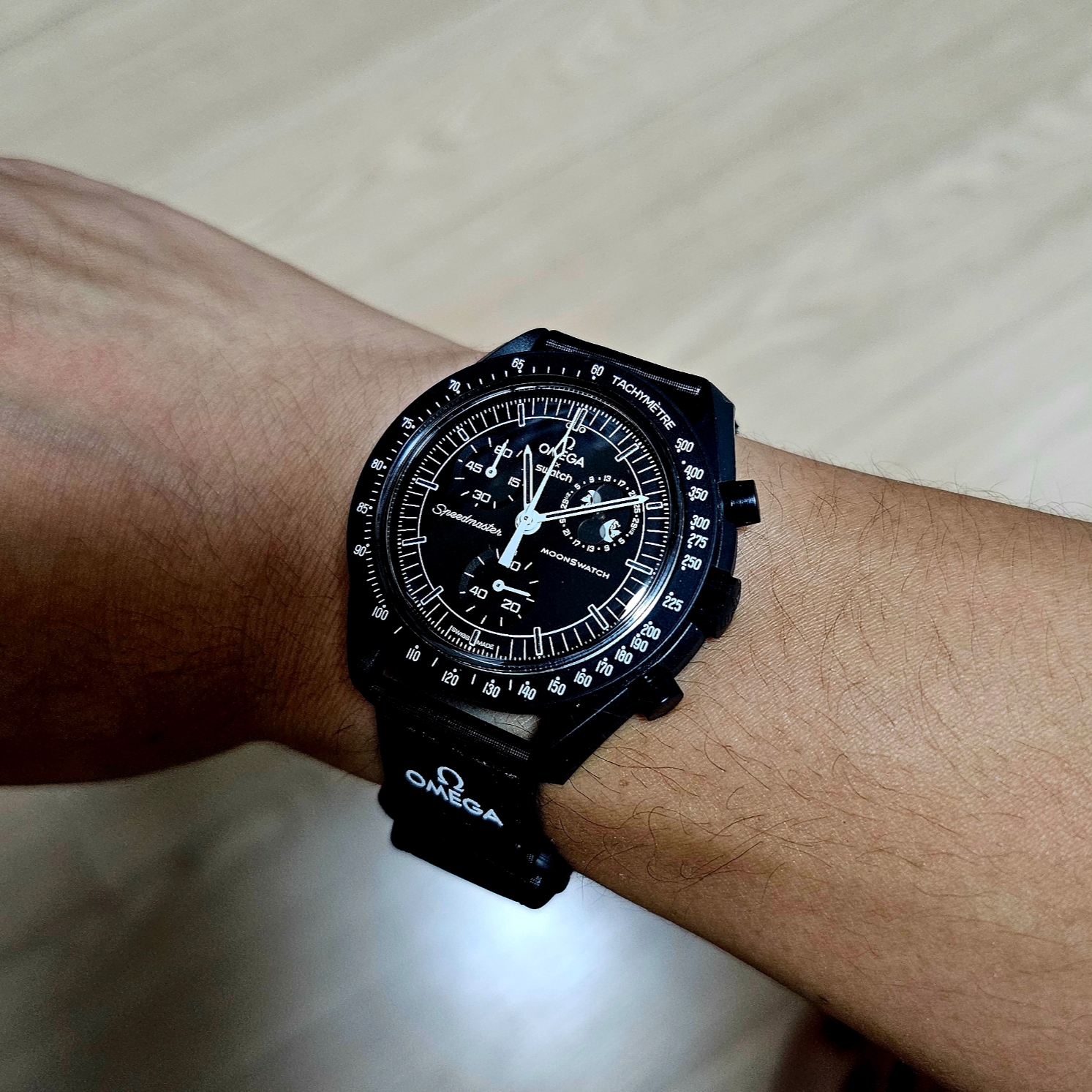 Swatch x Omega x Snoopy Bioceramic Moonswatch Mission To The Moonphase New Moon 착용 스타일