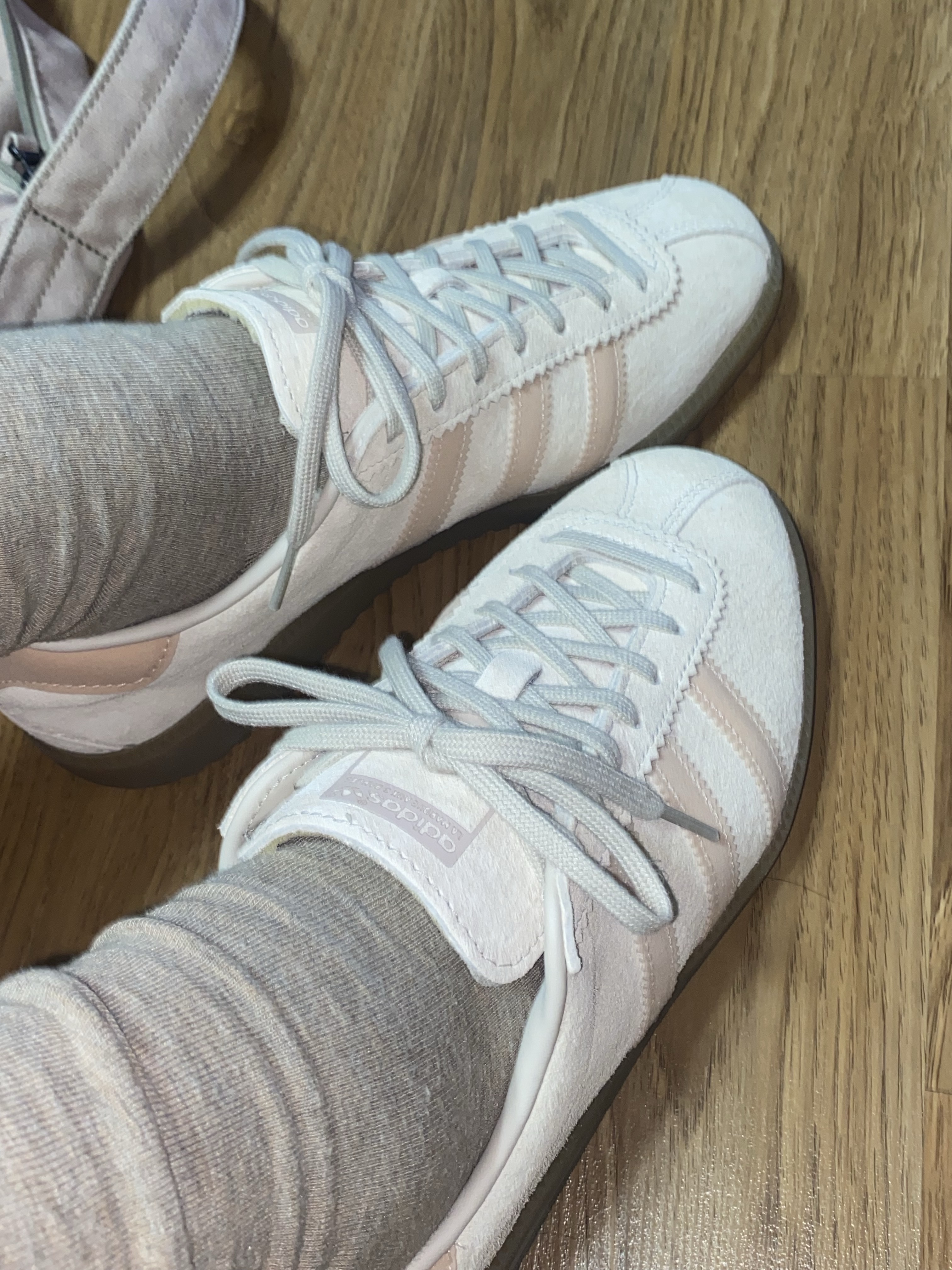 Adidas Bermuda Wonder White 착용 스타일 - 2
