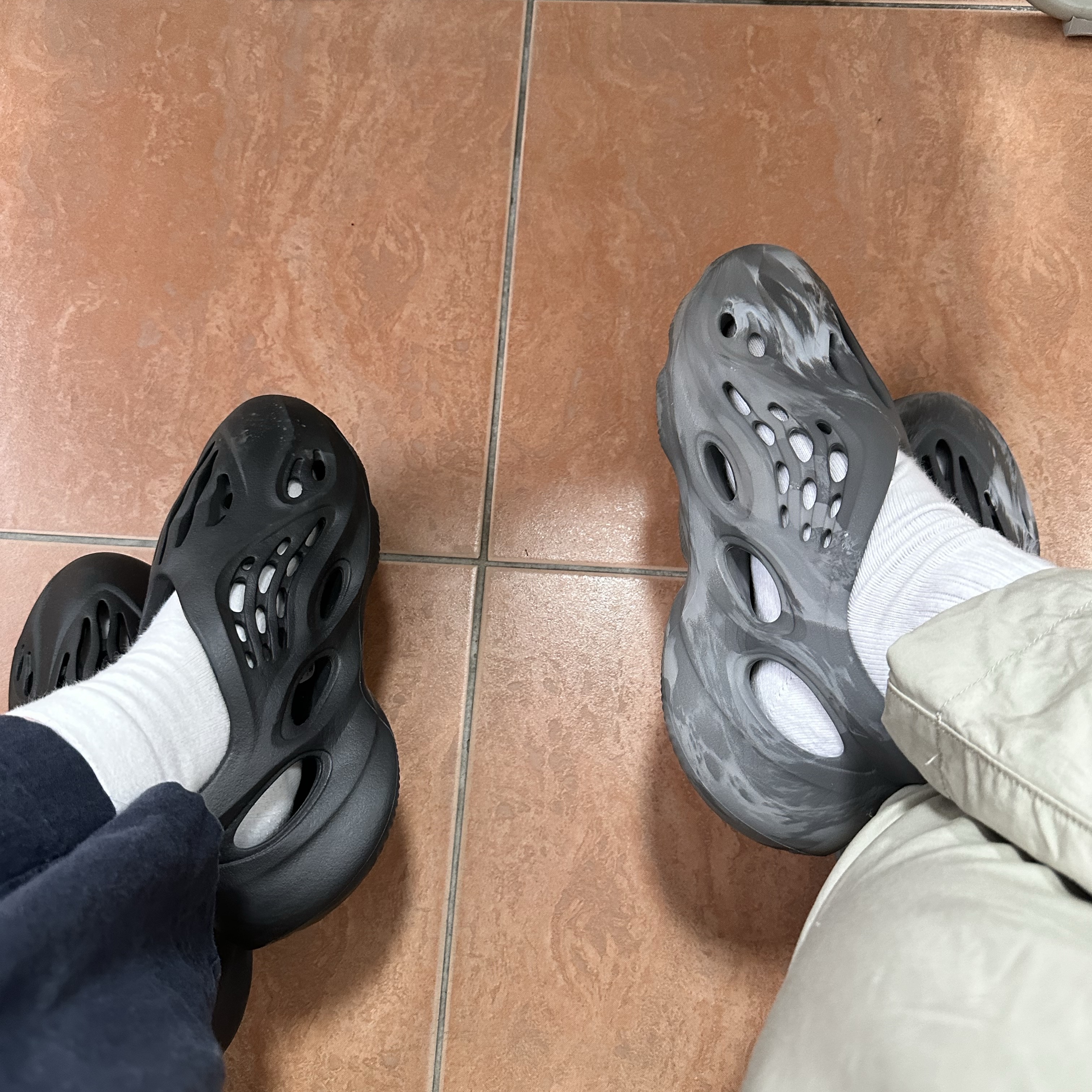 Adidas Yeezy Foam RNNR Onyx 착용 스타일