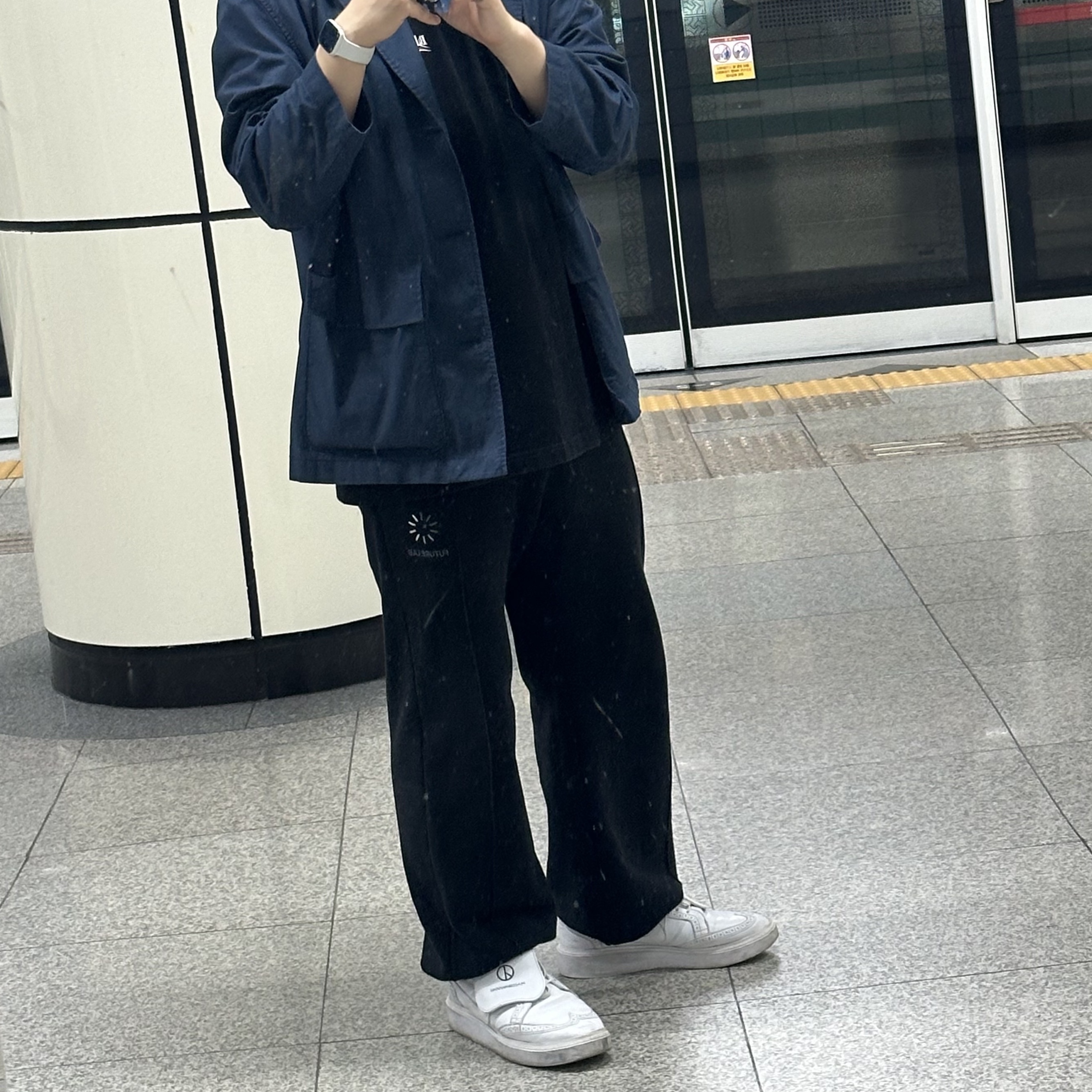 Nike x Peaceminusone Kwondo1 White, (W) Balenciaga Political Campaign Hoodie Large Fit Black 착용 스타일