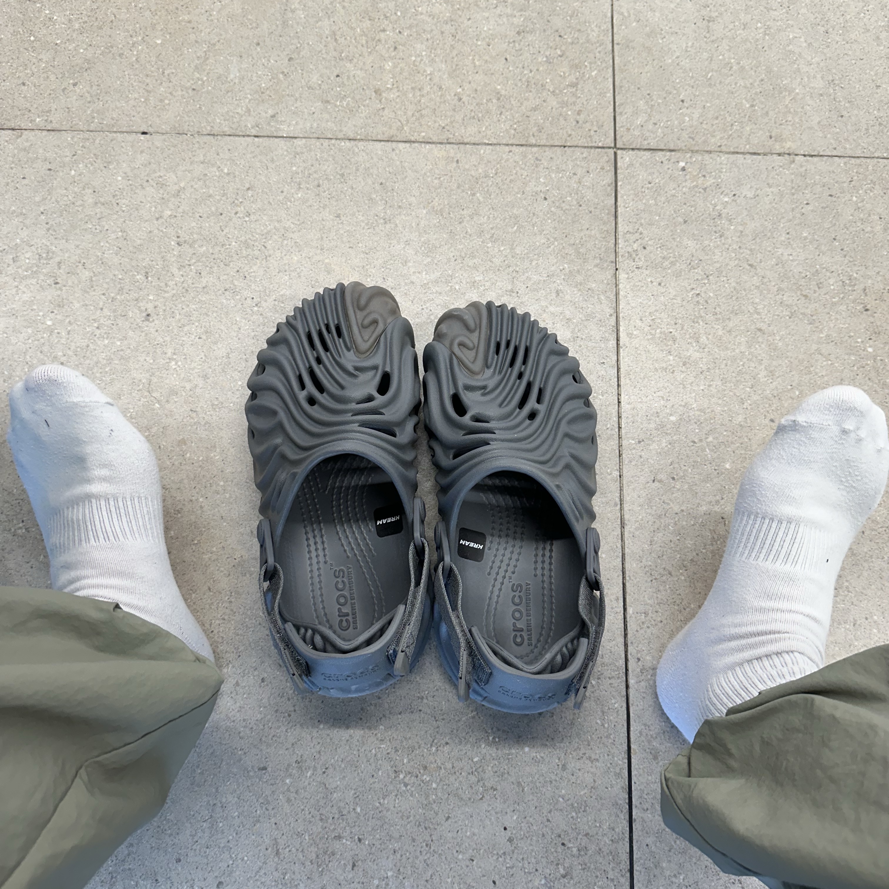 Crocs x Salehe Bembury Pollex Clog Niagara 착용 스타일
