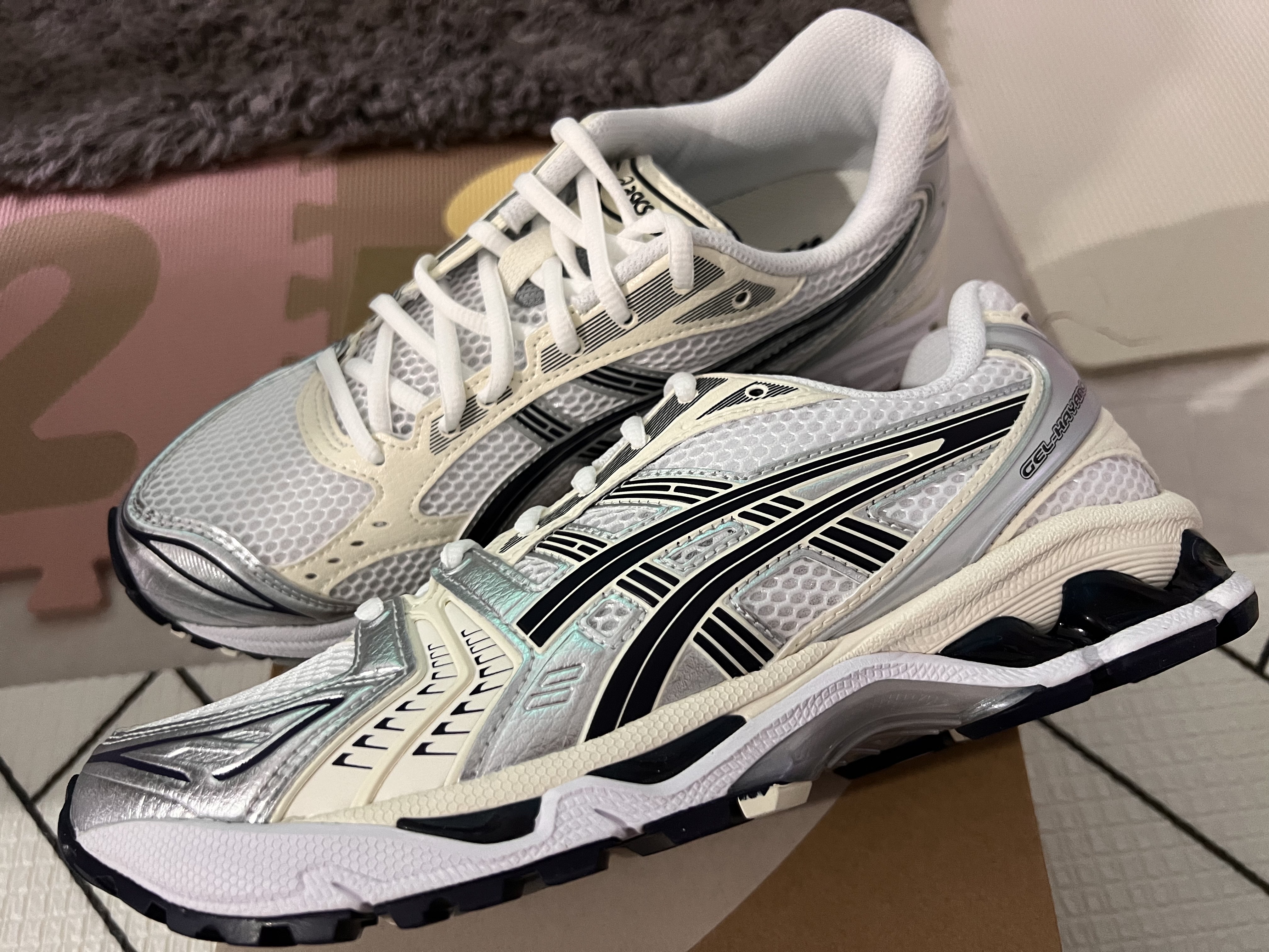 (W) Asics Gel-Kayano 14 White Midnight 착용 스타일