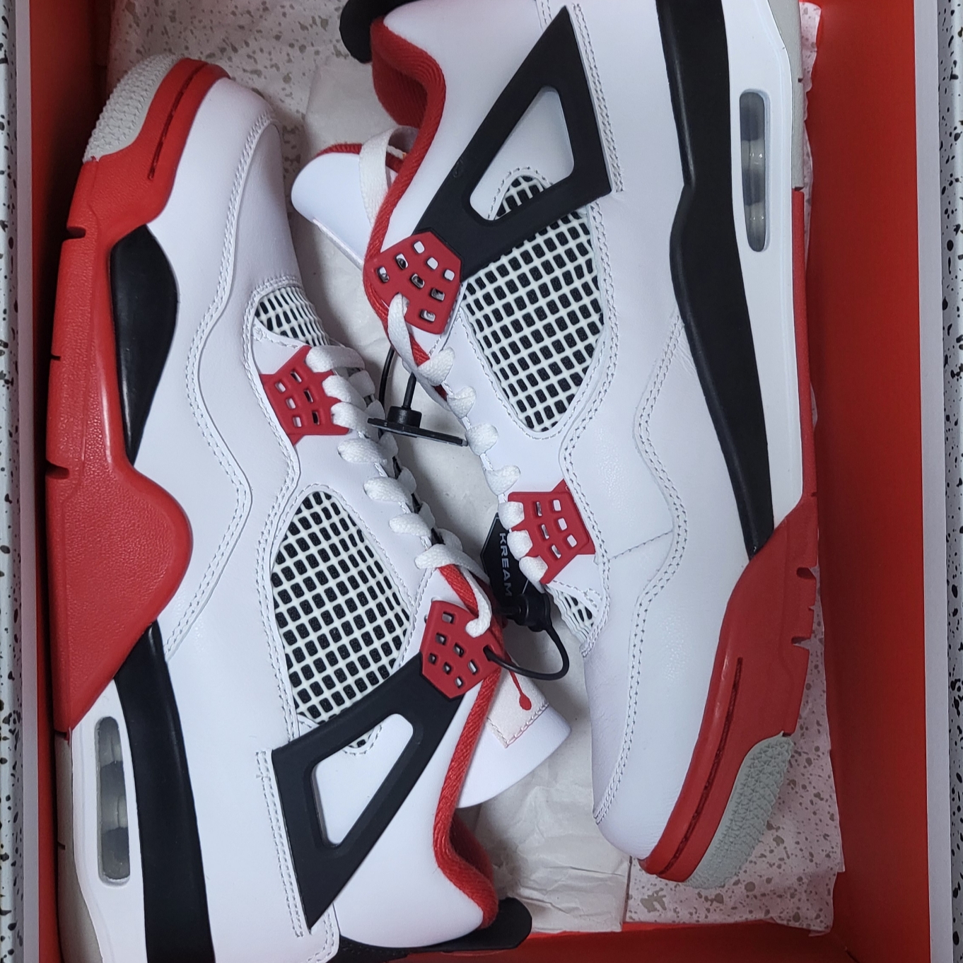 Jordan 4 Retro OG Fire Red 2020, Jordan 4 Retro Industrial Blue 착용 스타일 - 1